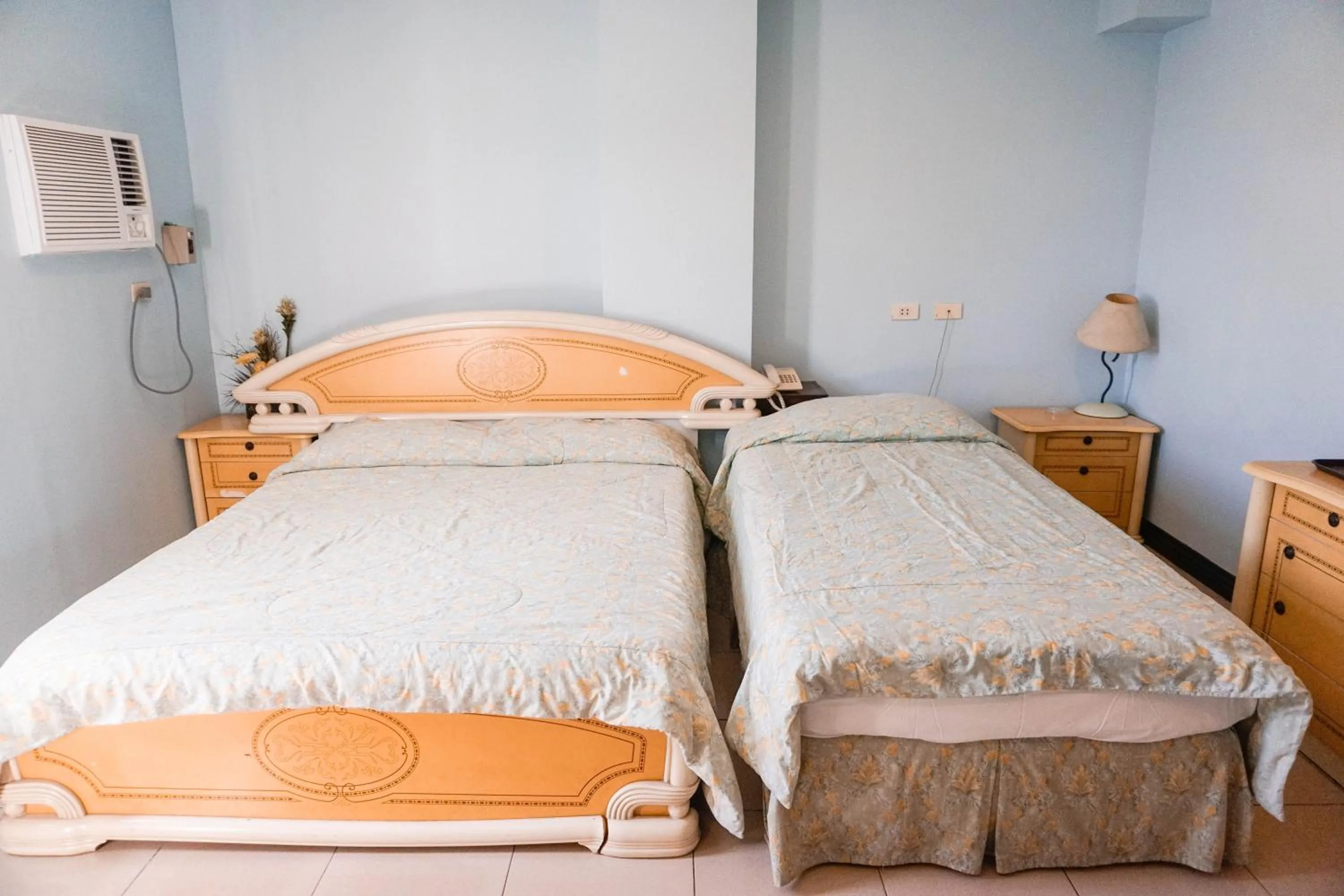 Photo of the whole room, Bed in Crowne Garden Hotel