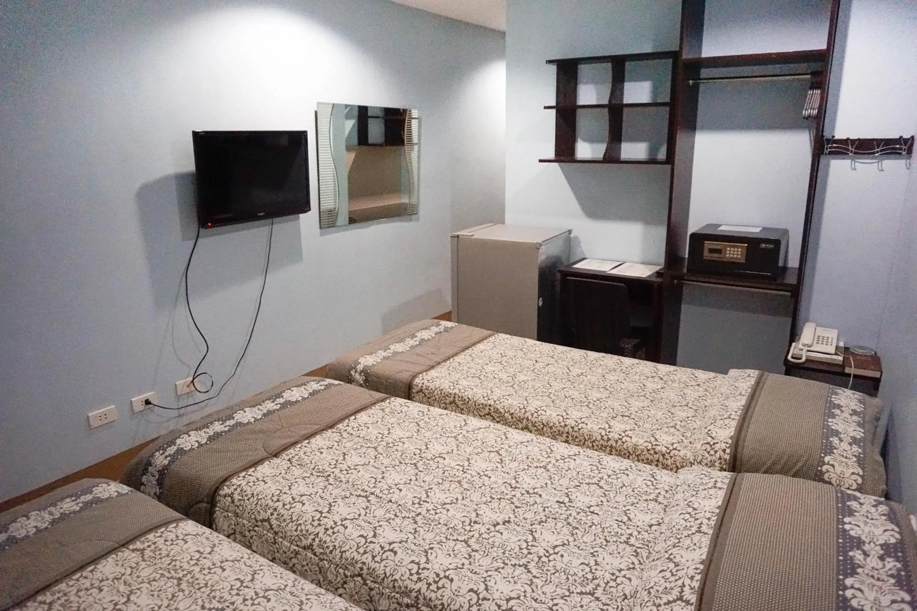 Photo of the whole room, Bed in Crowne Garden Hotel Photo of the whole room, Bed in Crowne Garden Hotel