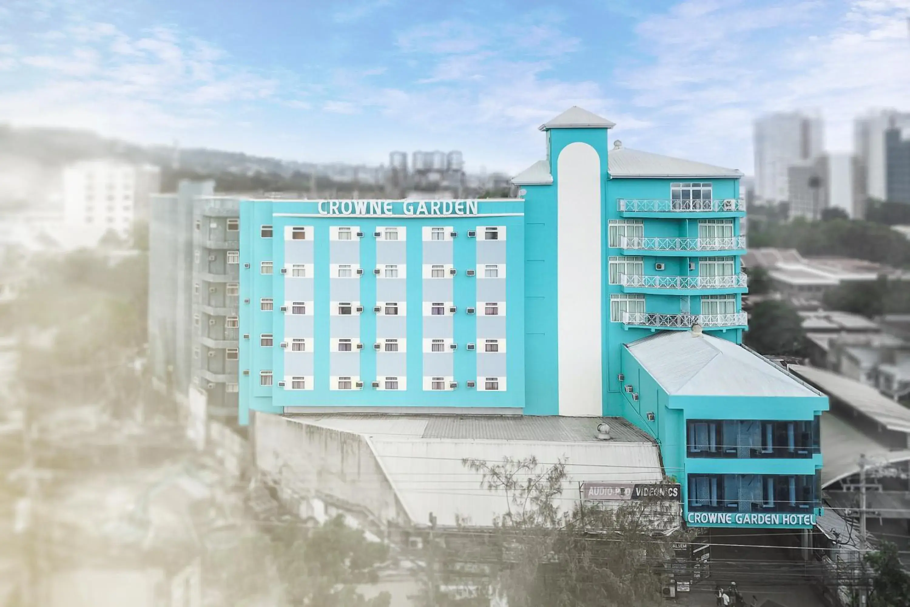 Facade/entrance in Crowne Garden Hotel Facade/entrance in Crowne Garden Hotel