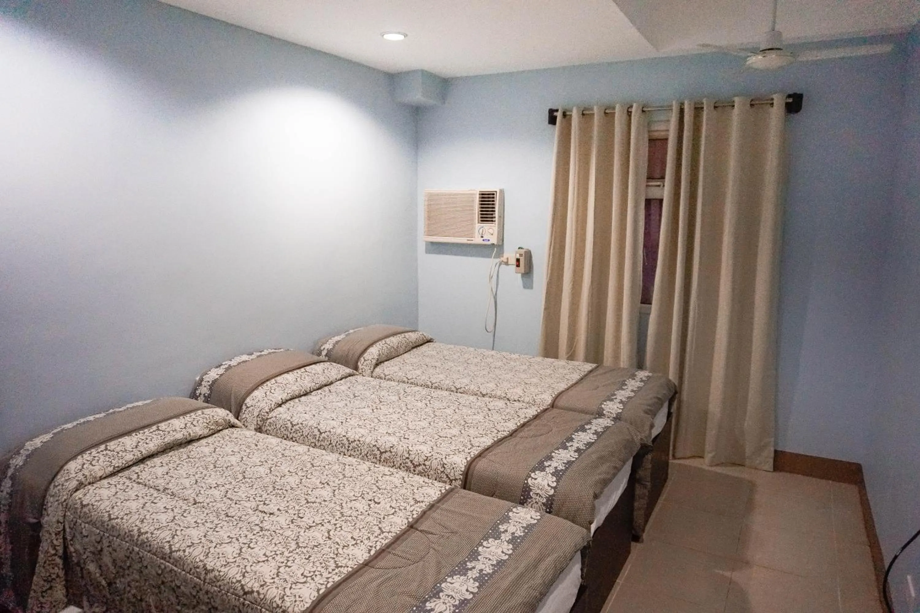 Photo of the whole room, Bed in Crowne Garden Hotel