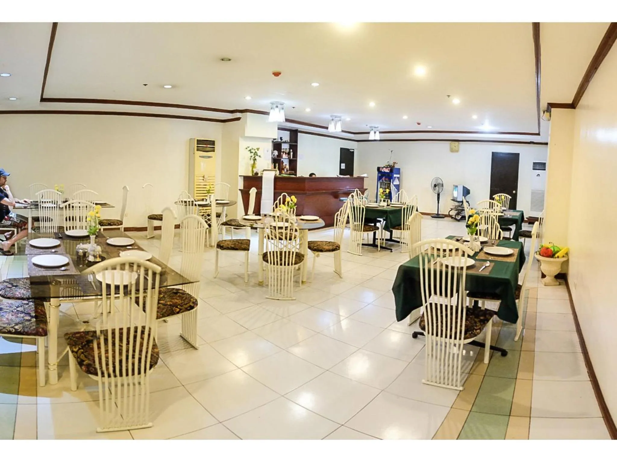 Restaurant/places to eat in Crowne Garden Hotel