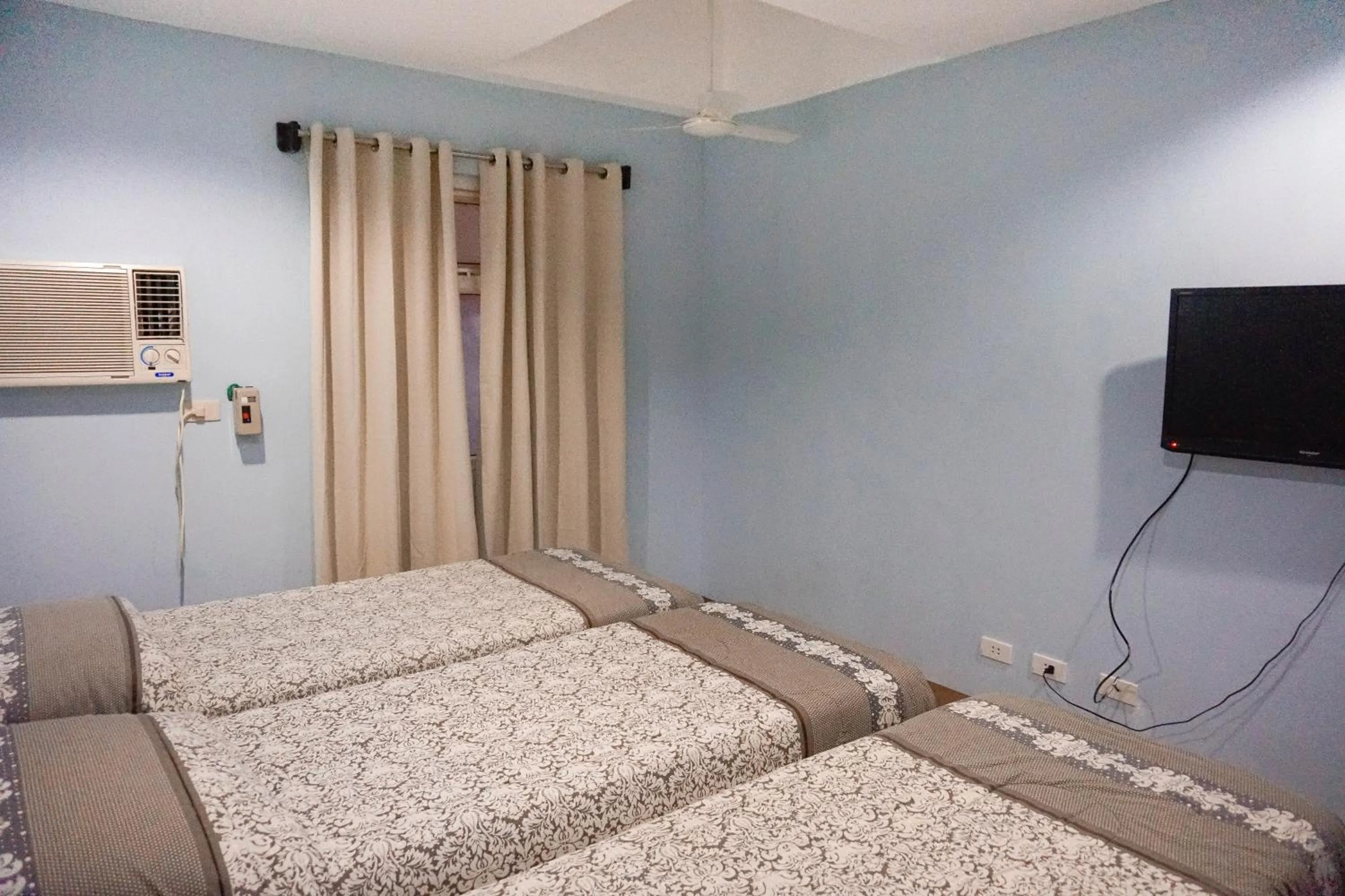 Photo of the whole room, Bed in Crowne Garden Hotel