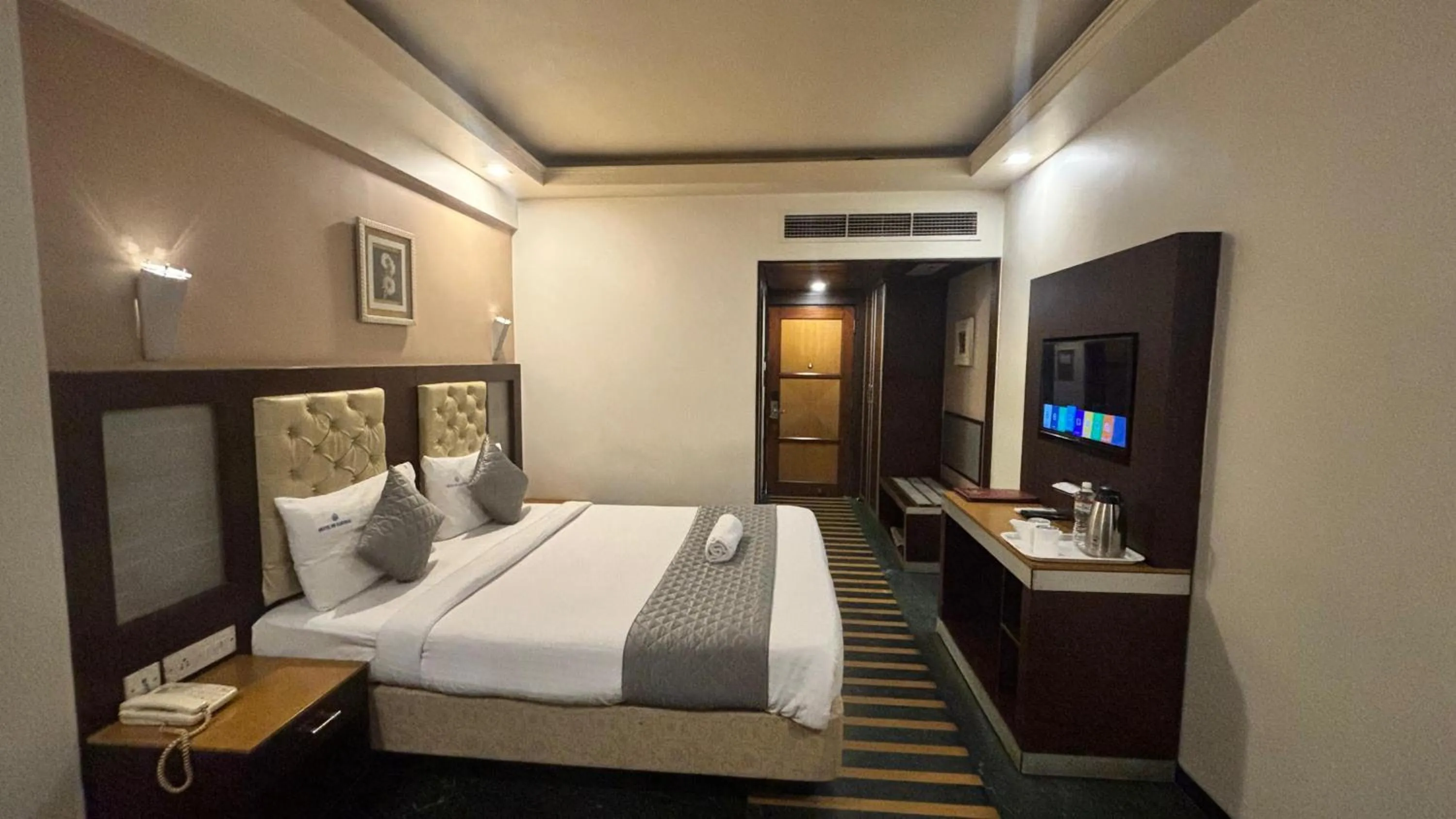 TV and multimedia, Bed in Hotel Dr Rajkumar International