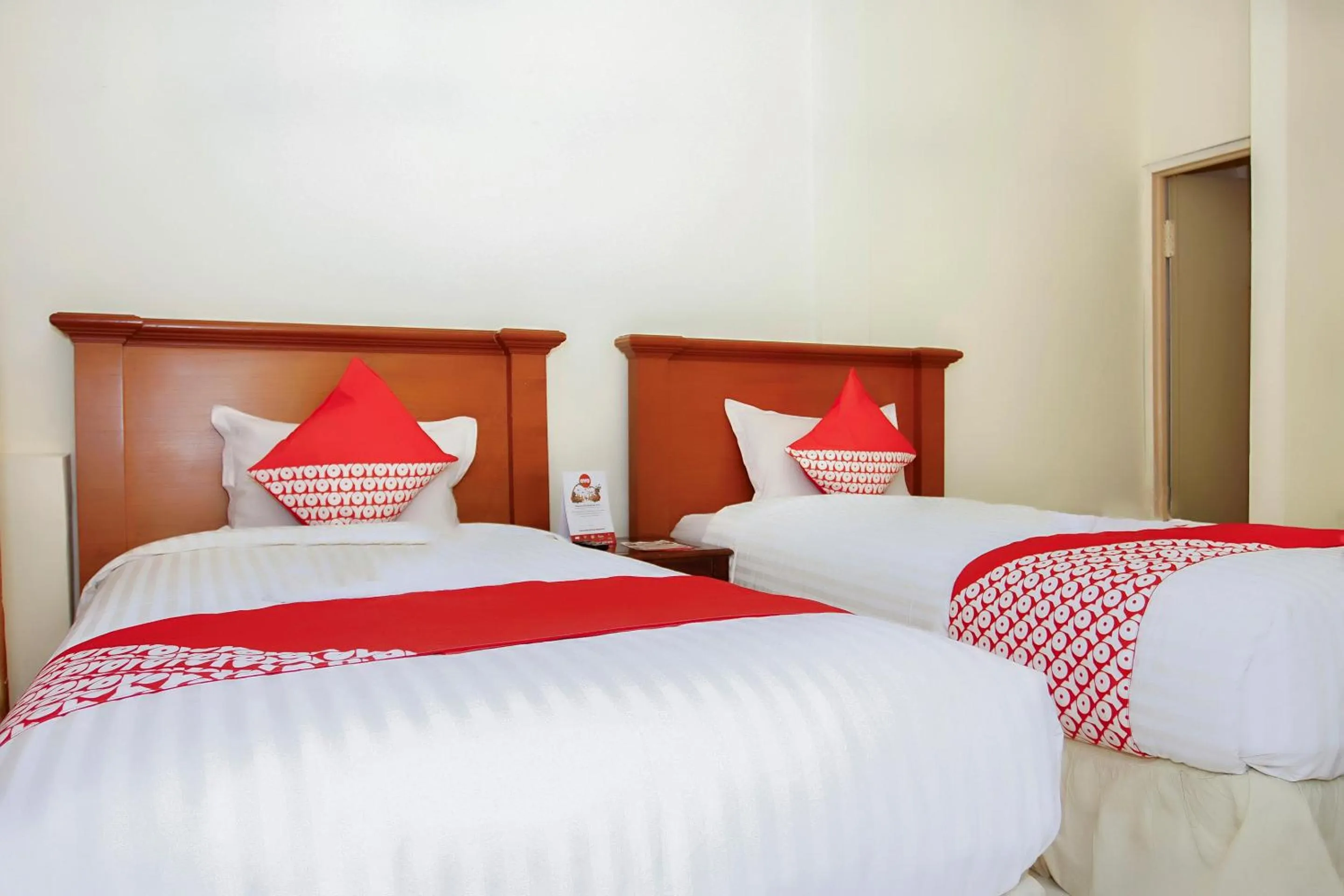 Deluxe Twin Room in OYO 236 Penginapan Rumah Hijau
