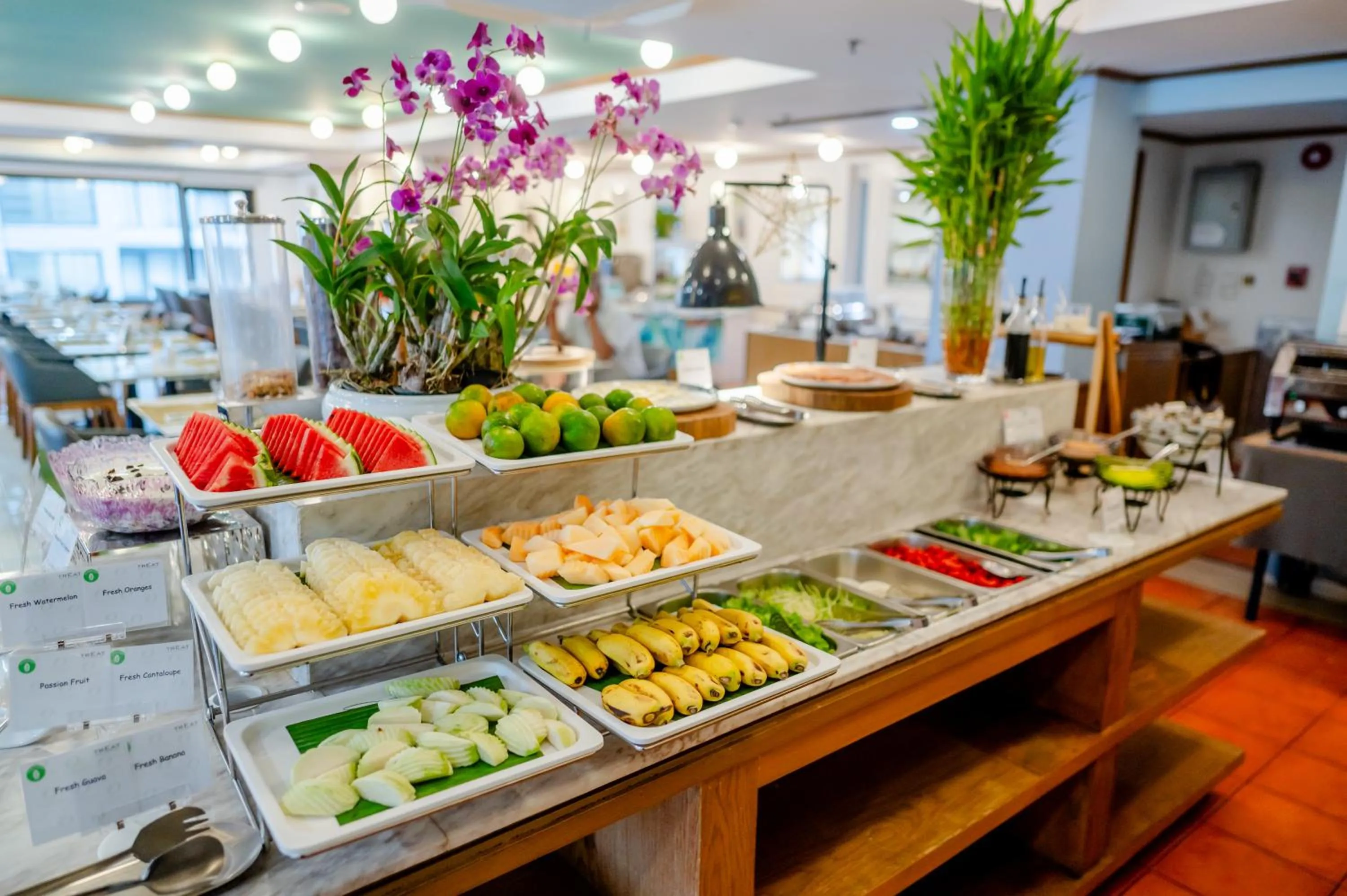 Restaurant/places to eat in Oakwood Hotel & Residence Bangkok