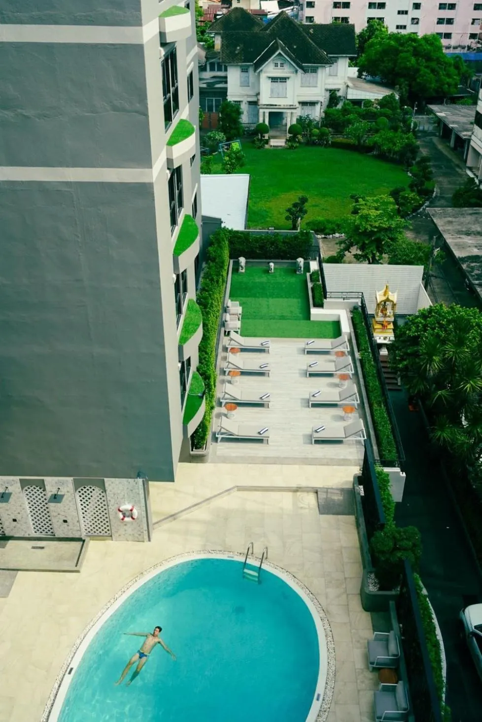 Swimming pool in Oakwood Hotel & Residence Bangkok