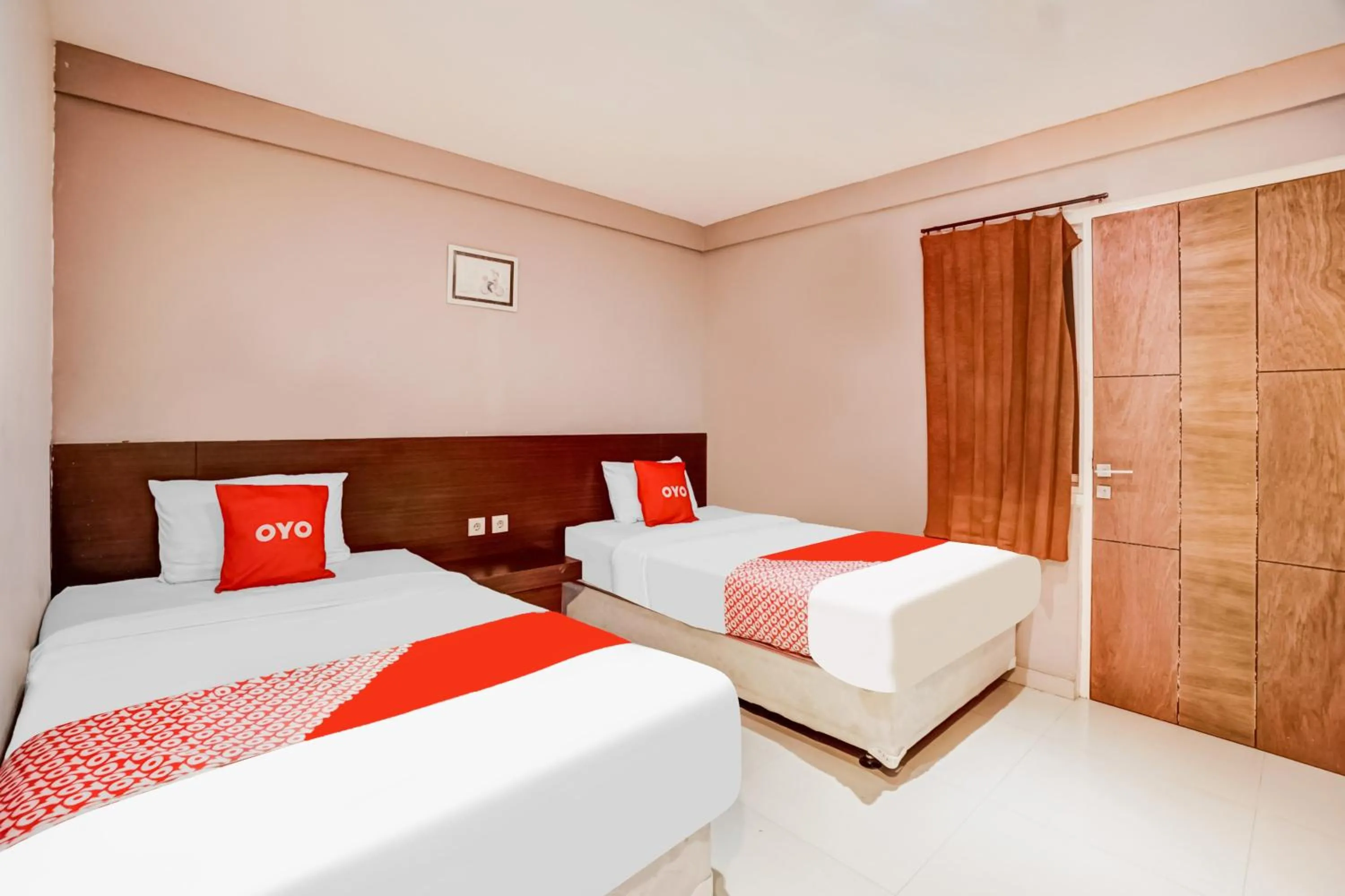 Bedroom, Bed in OYO 98 Residence Near Petra Christian University