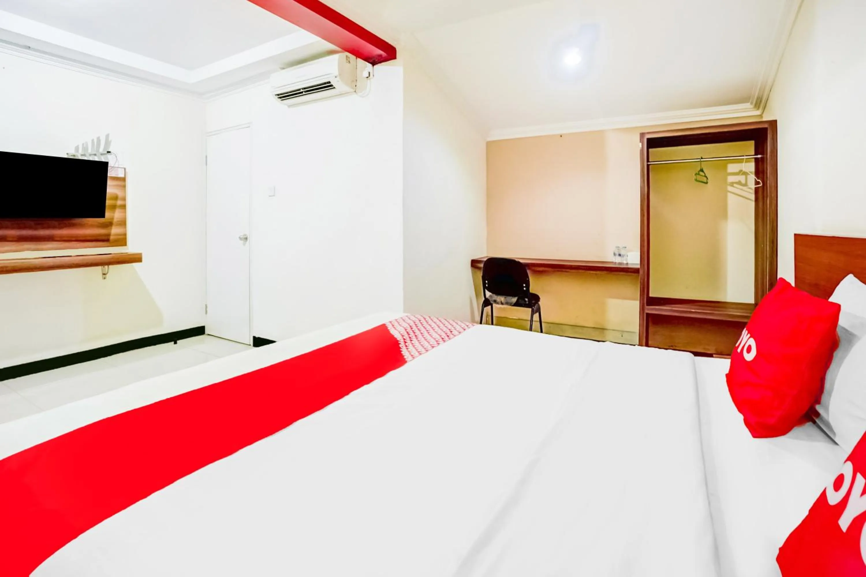 Bedroom, Bed in OYO 98 Residence Near Petra Christian University