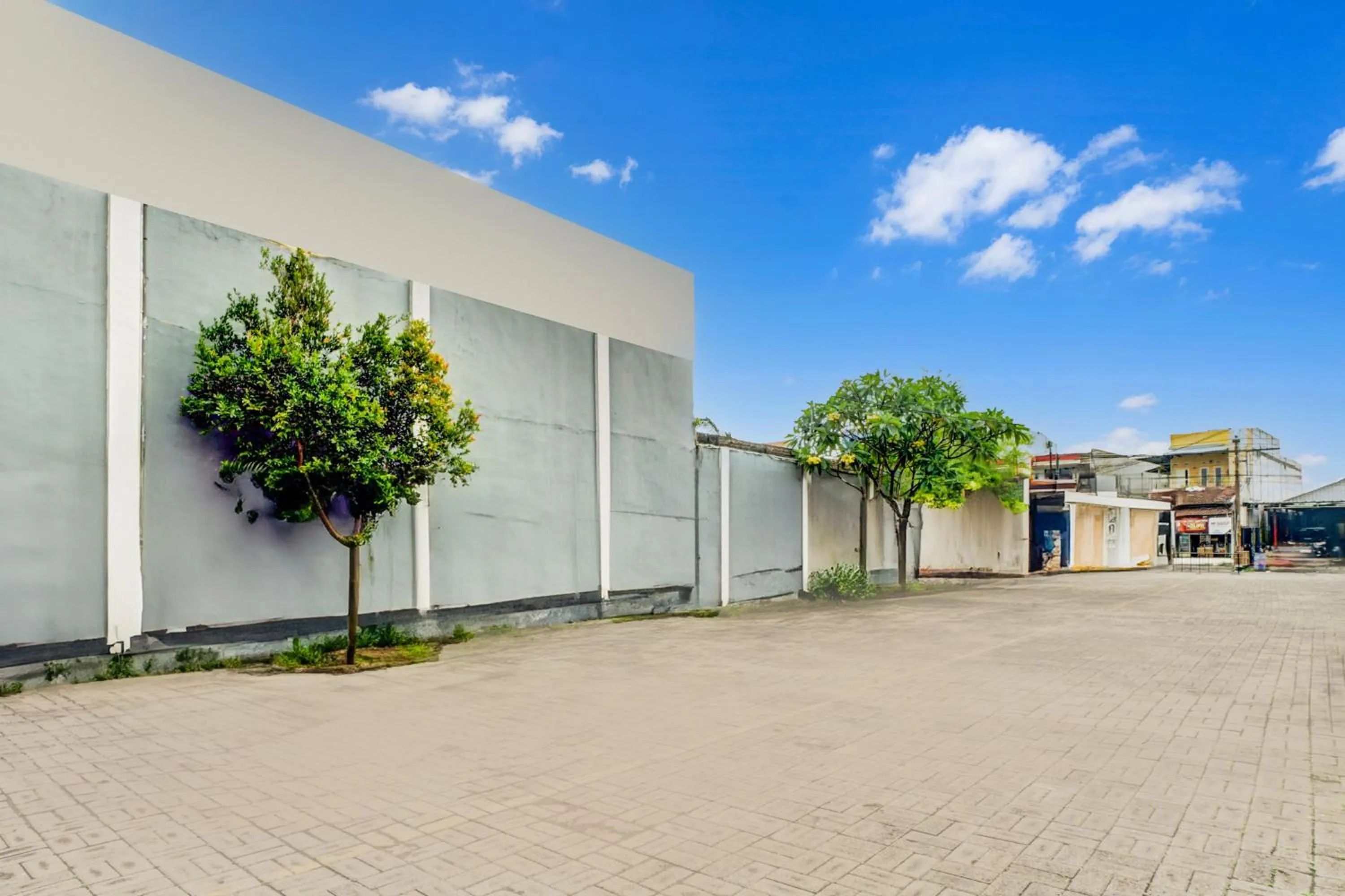 Lobby or reception in OYO 98 Residence Near Petra Christian University