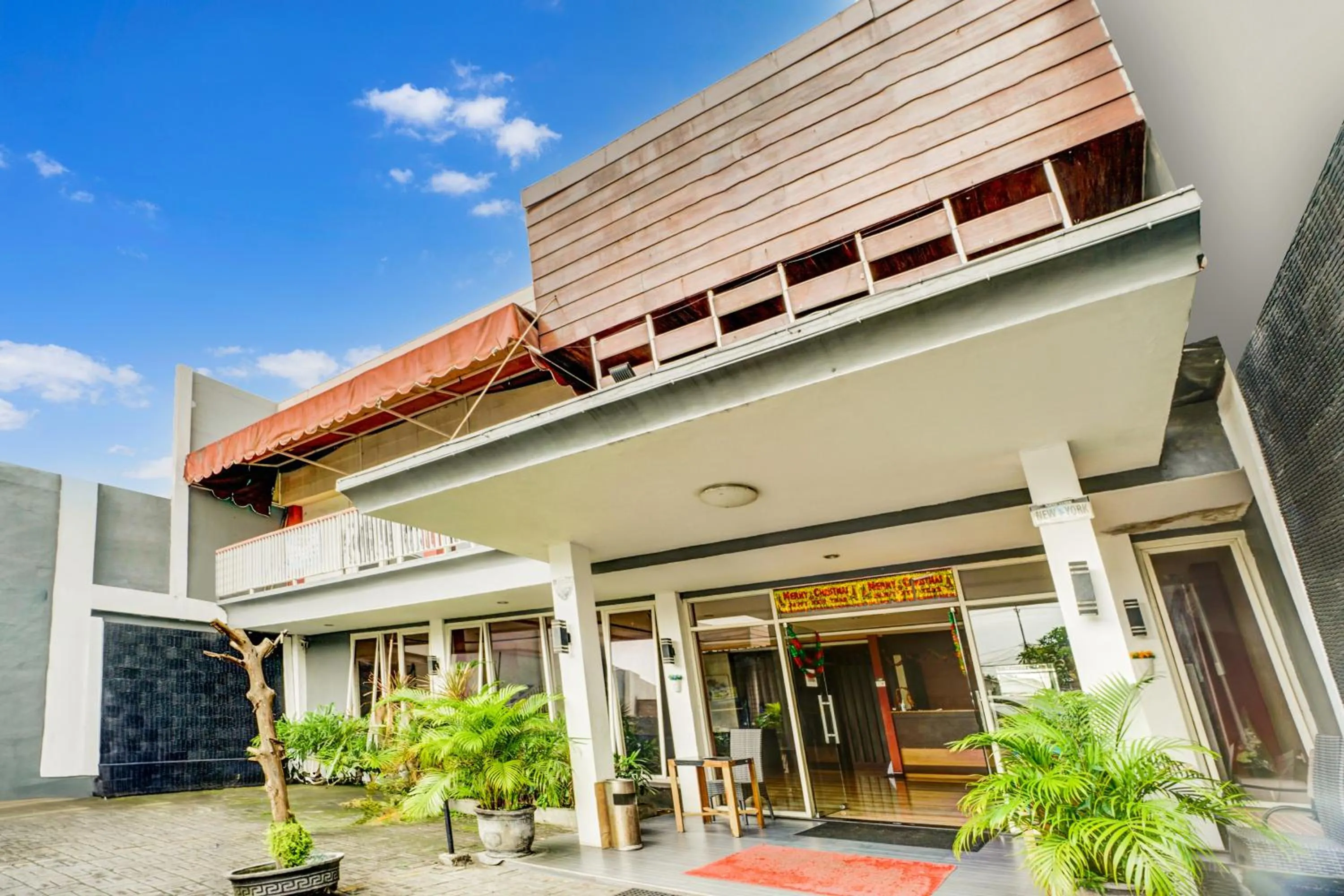 Facade/entrance in OYO 98 Residence Near Petra Christian University