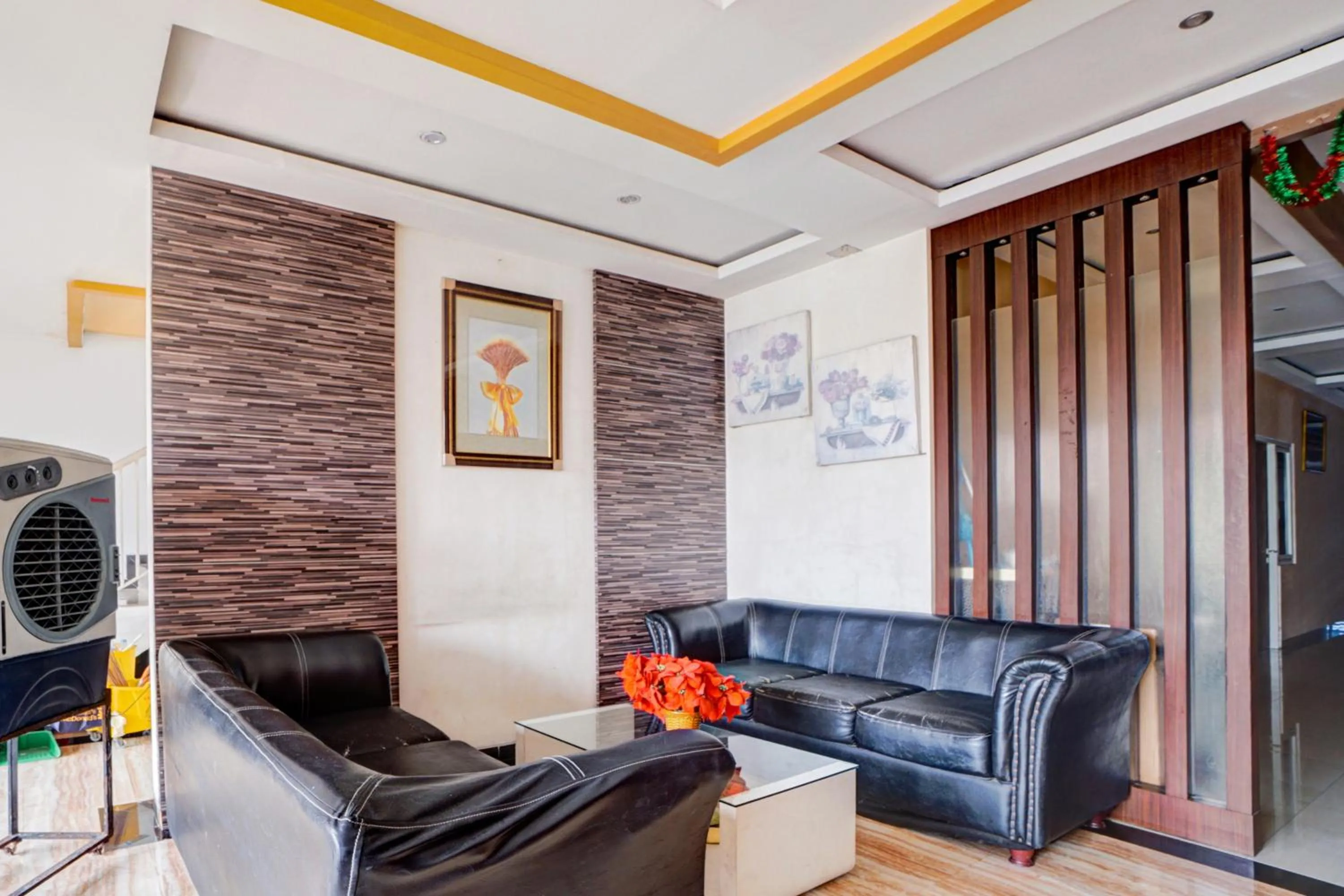 Seating area in OYO 98 Residence Near Petra Christian University