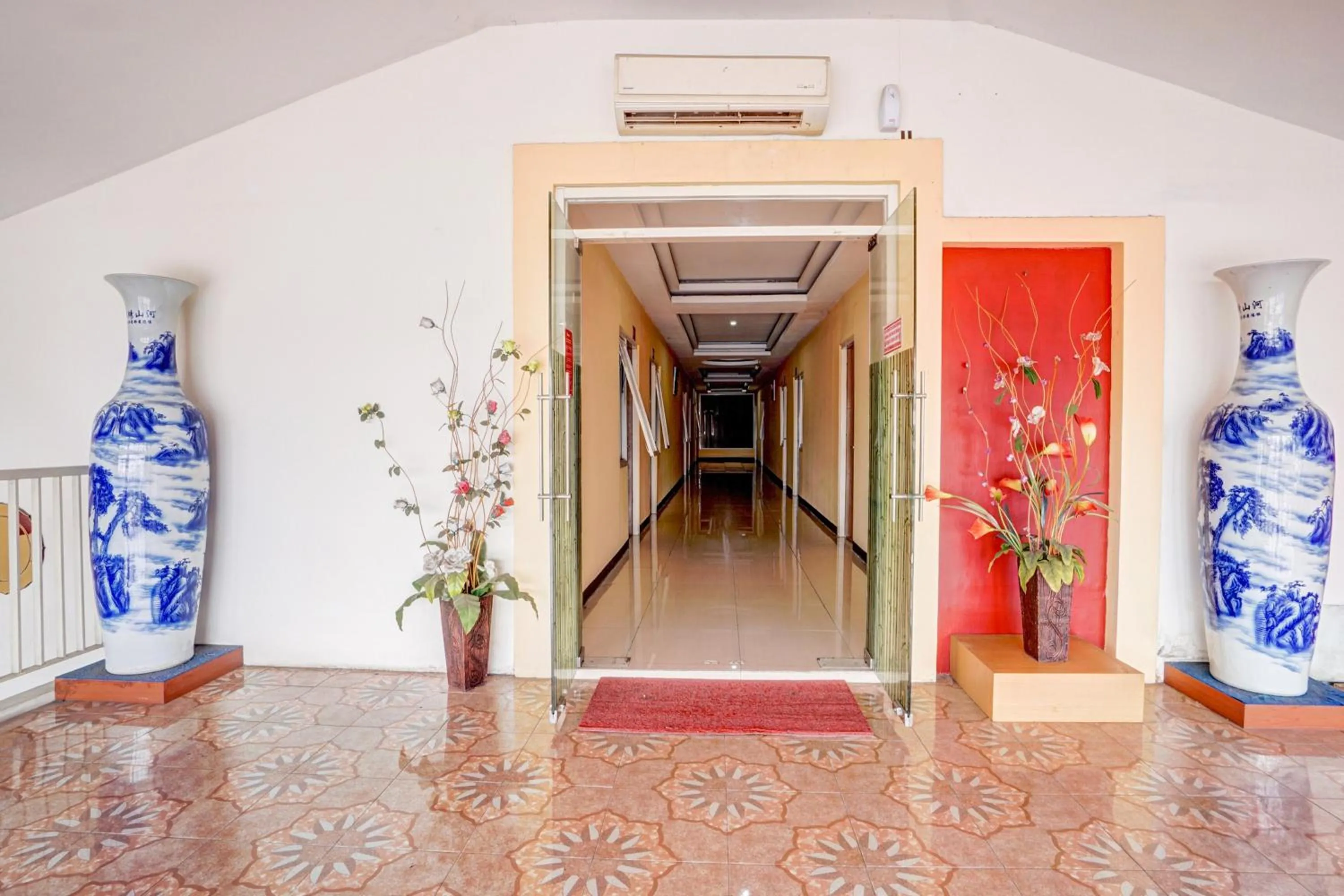 Facade/entrance in OYO 98 Residence Near Petra Christian University