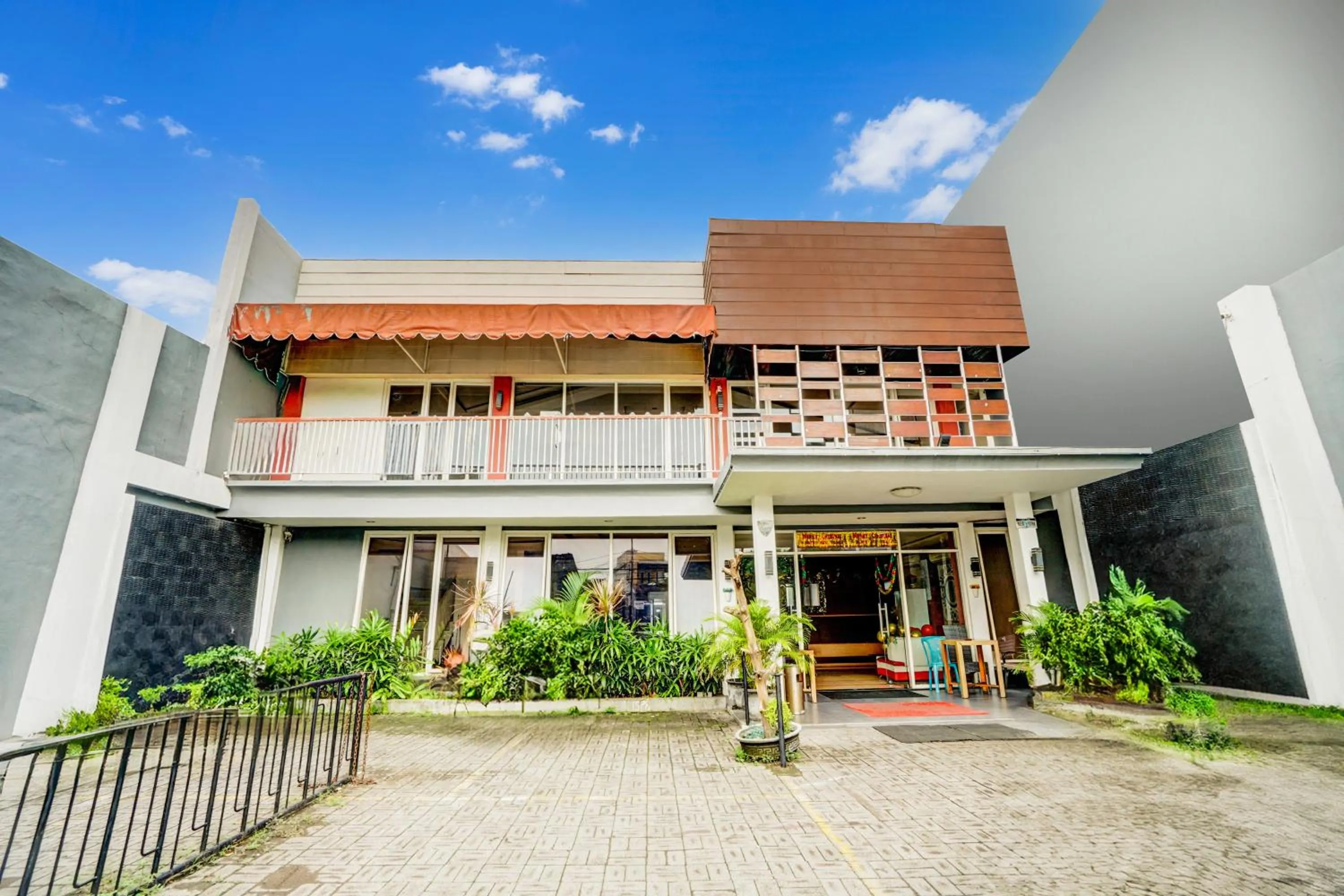 Facade/entrance in OYO 98 Residence Near Petra Christian University