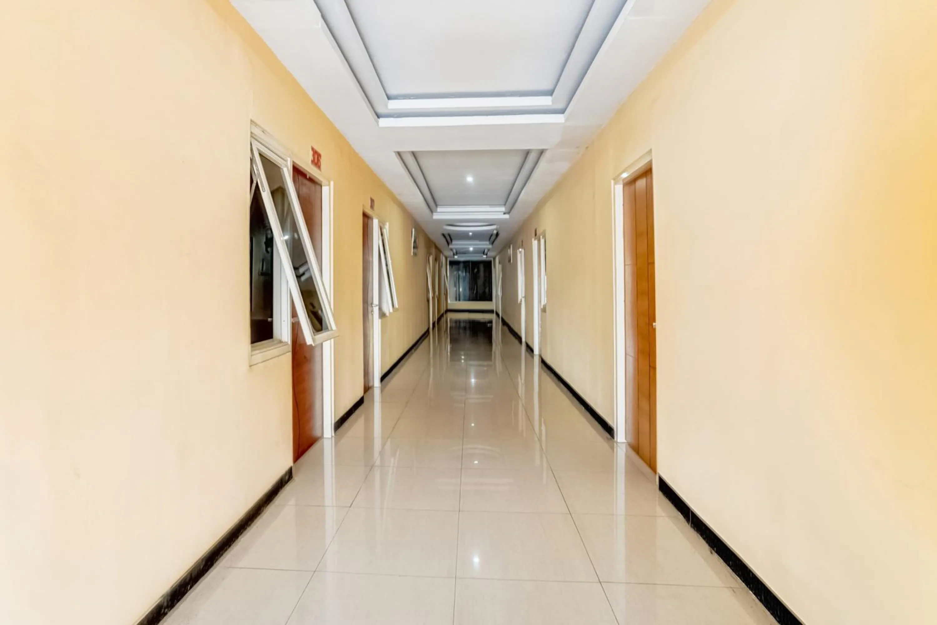 Lobby or reception in OYO 98 Residence Near Petra Christian University