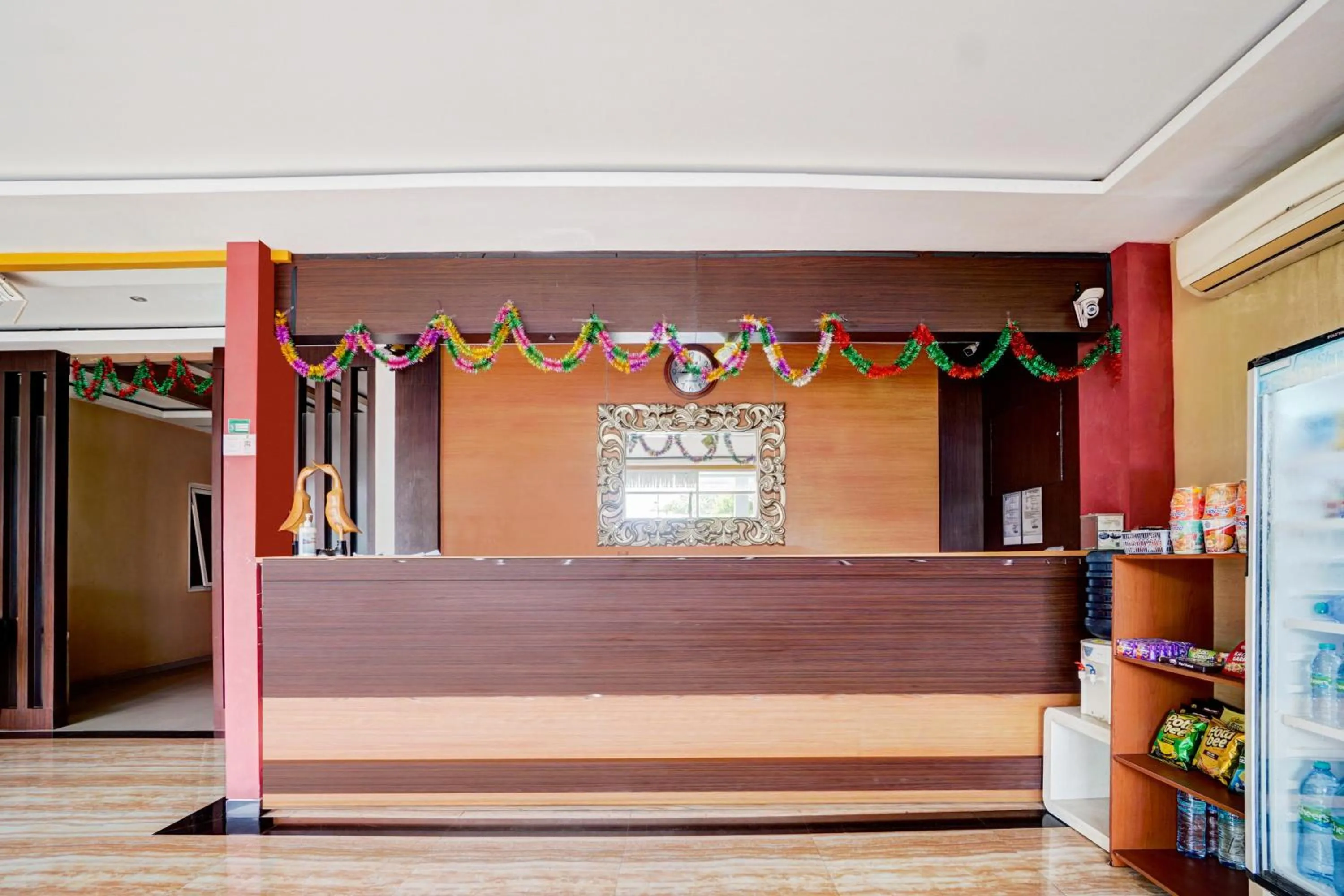 Lobby or reception in OYO 98 Residence Near Petra Christian University