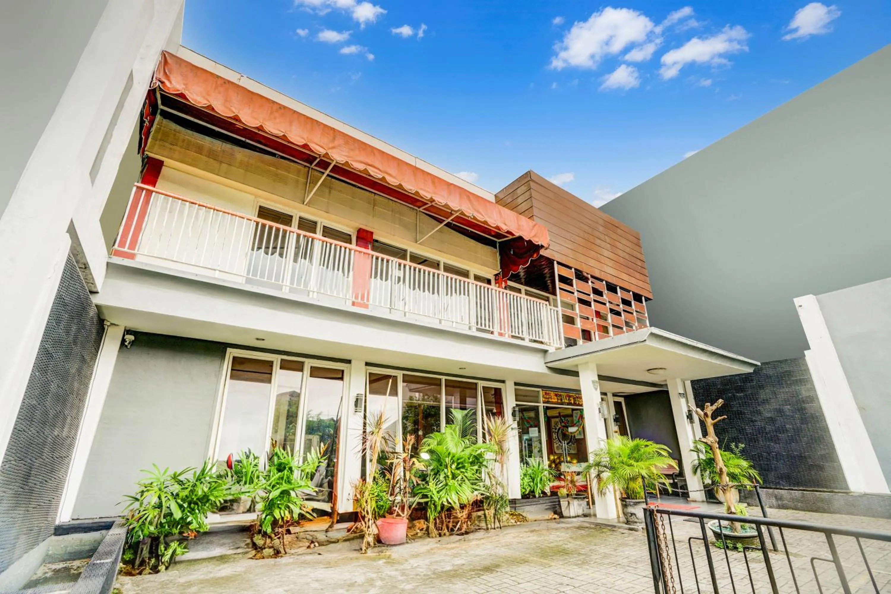 Facade/entrance in OYO 98 Residence Near Petra Christian University
