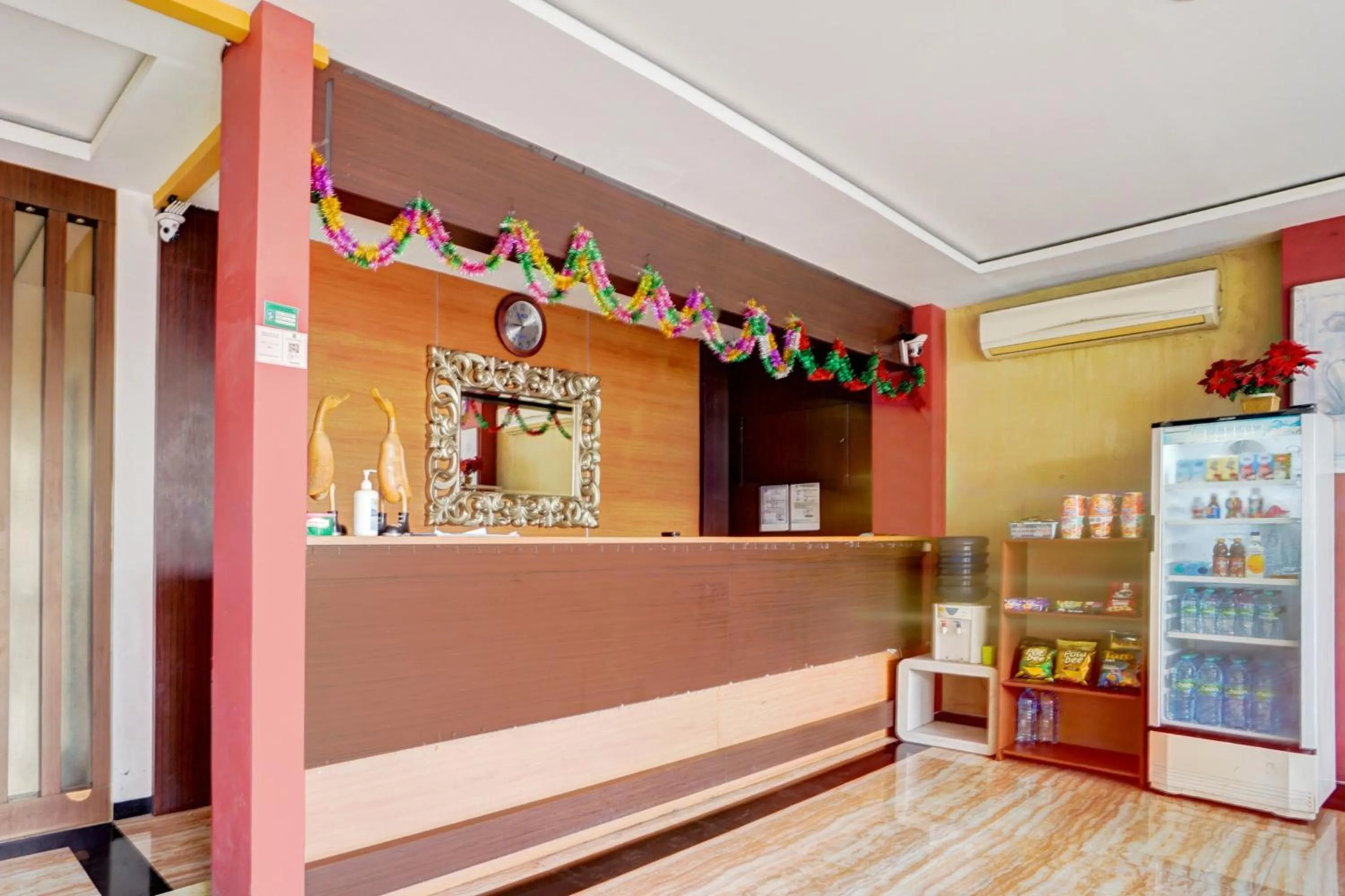 Lobby or reception in OYO 98 Residence Near Petra Christian University