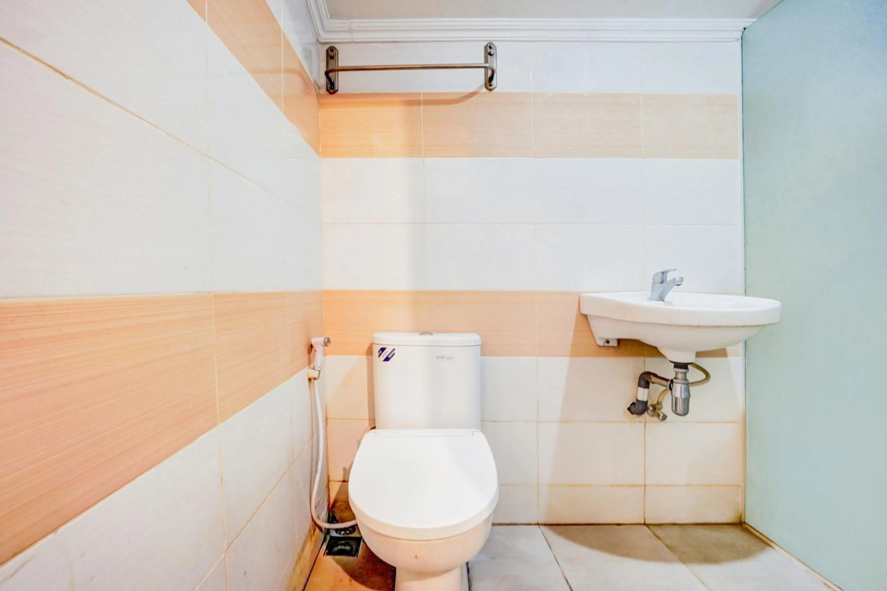 Bathroom in OYO 98 Residence Near Petra Christian University