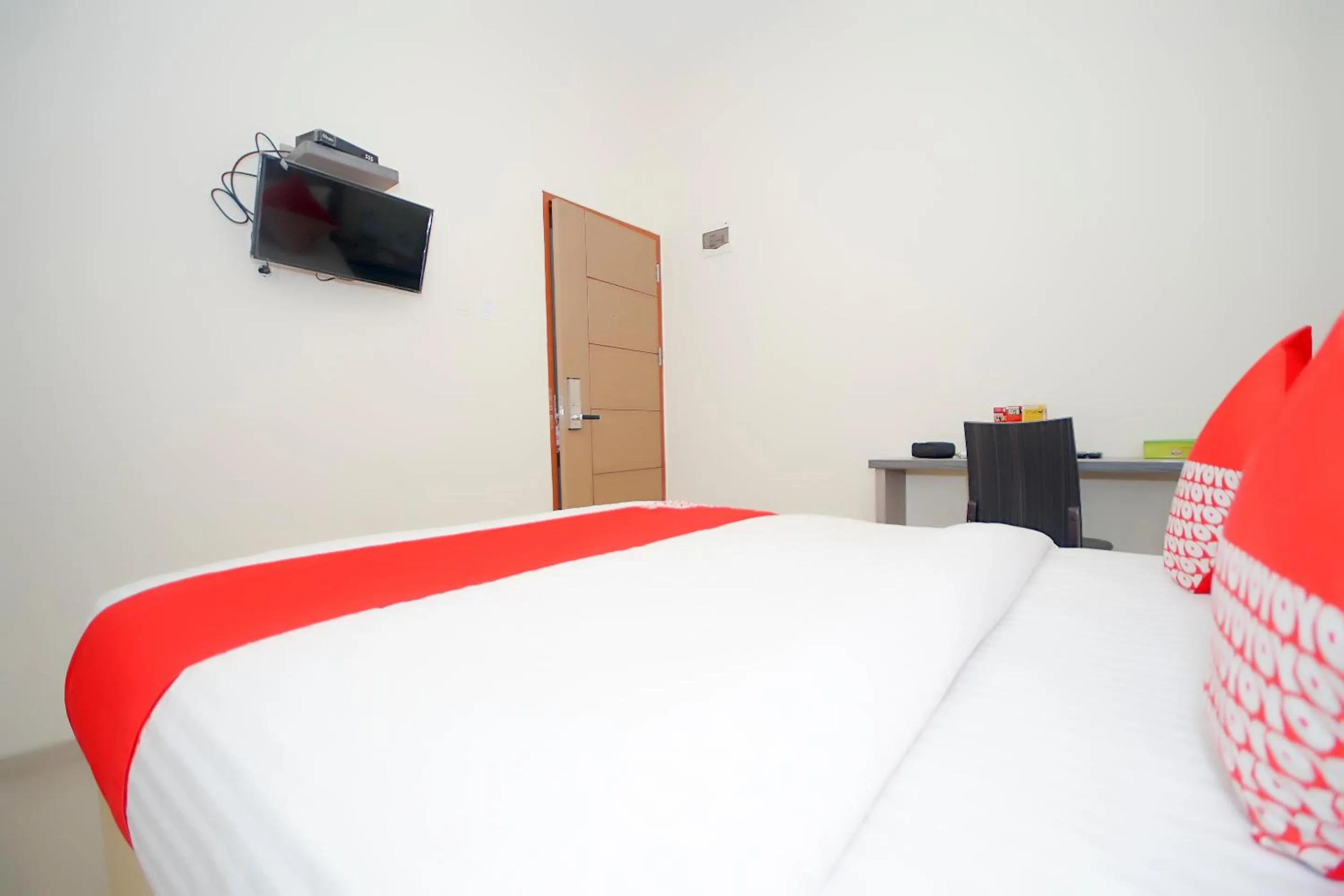 Bedroom, TV/Entertainment Center in OYO 251 The Maximus Inn Hotel