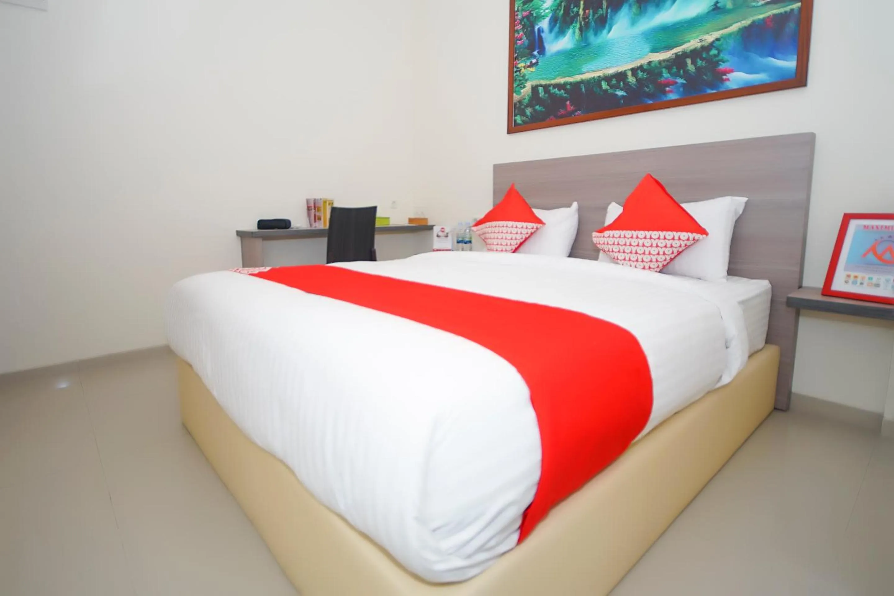 Bedroom in OYO 251 The Maximus Inn Hotel