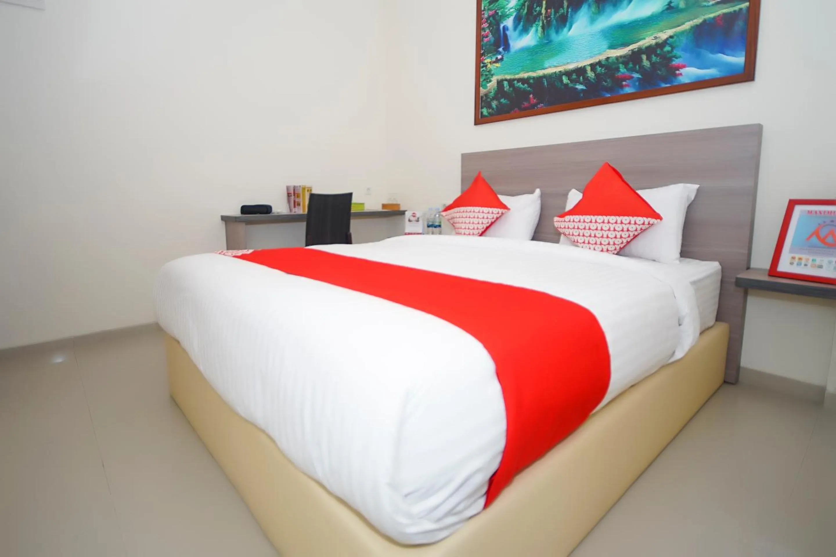 Bedroom in OYO 251 The Maximus Inn Hotel