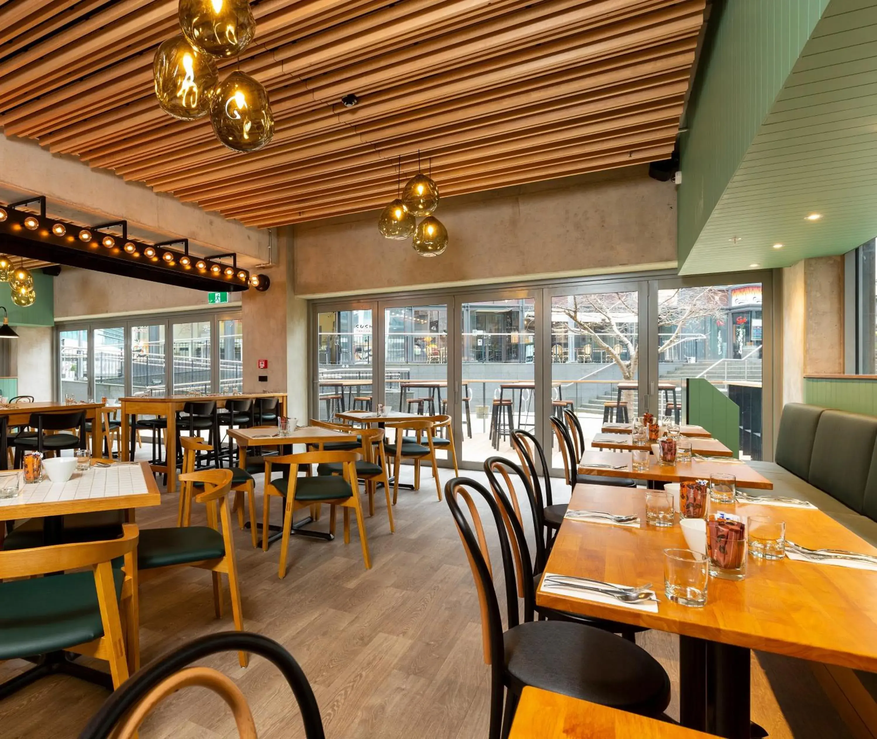 Restaurant/places to eat in Oaks Auckland Hotel Restaurant/places to eat in Oaks Auckland Hotel