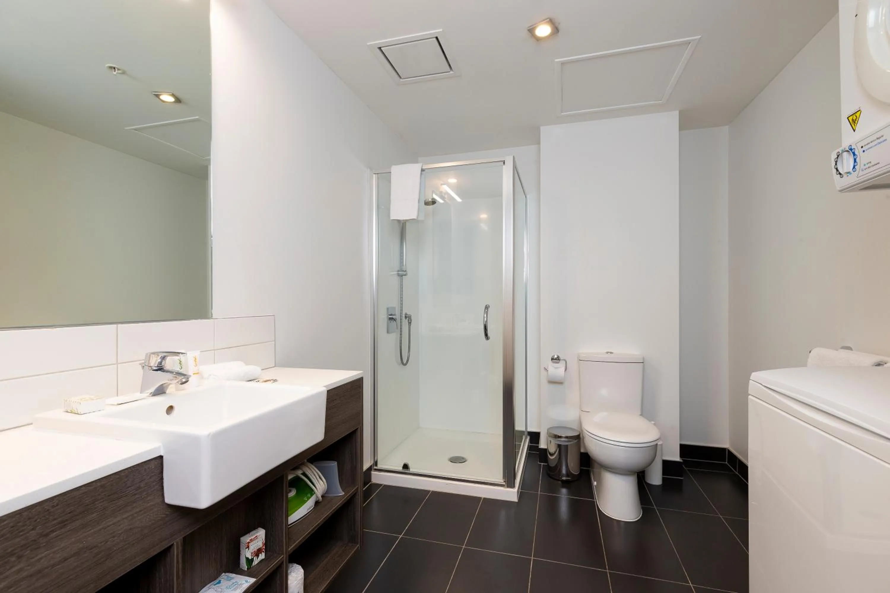 Bathroom in Oaks Auckland Hotel