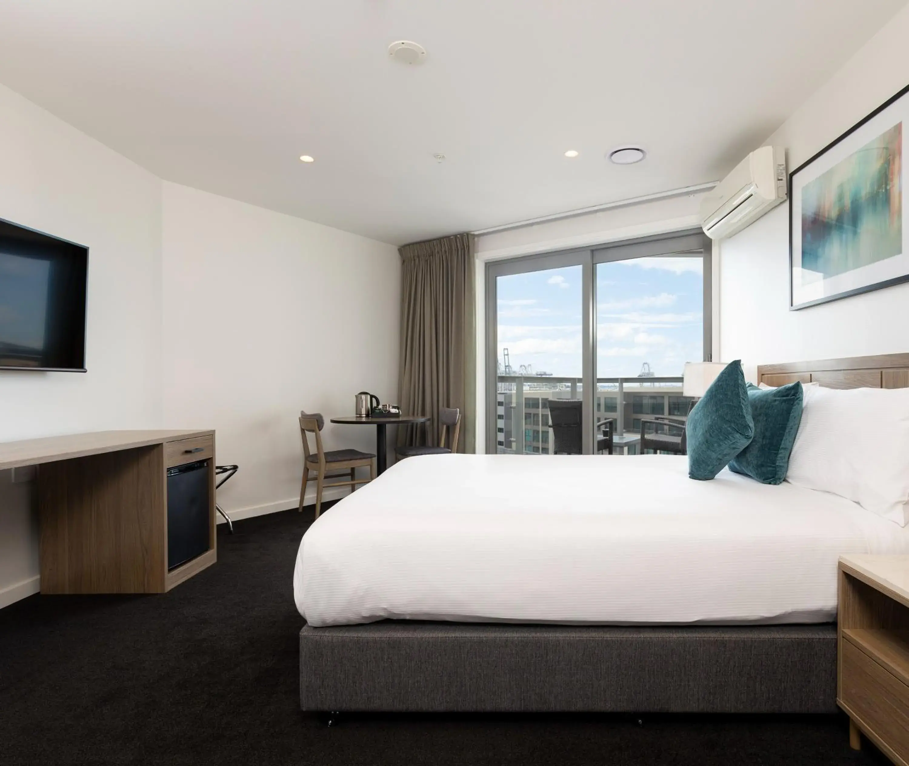 Bed in Oaks Auckland Hotel Bed in Oaks Auckland Hotel