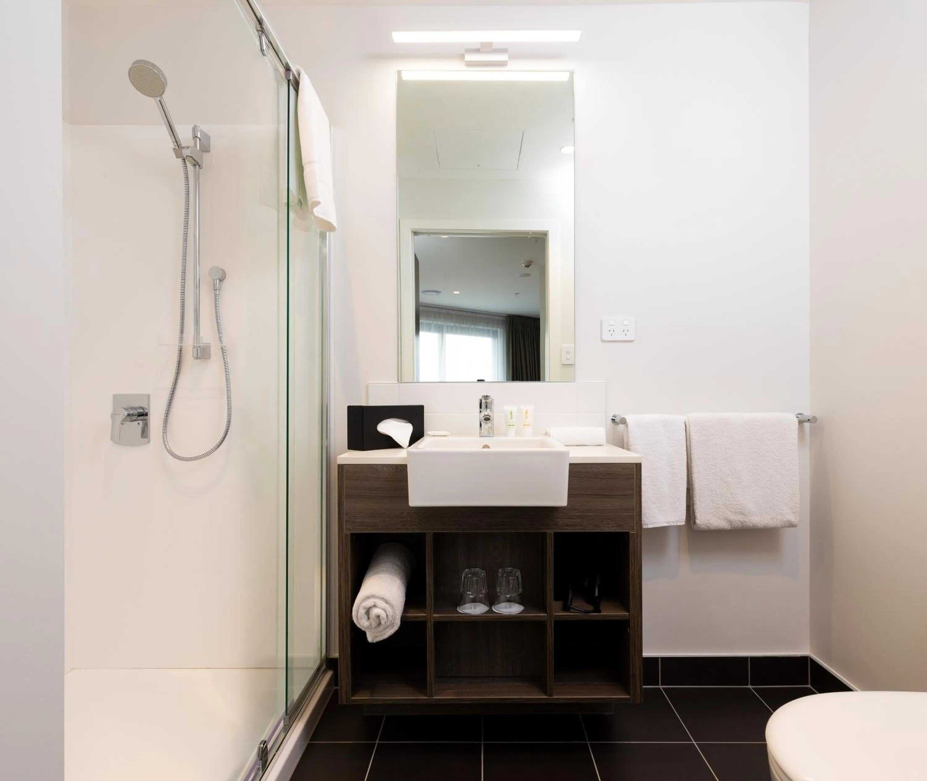 Shower in Oaks Auckland Hotel