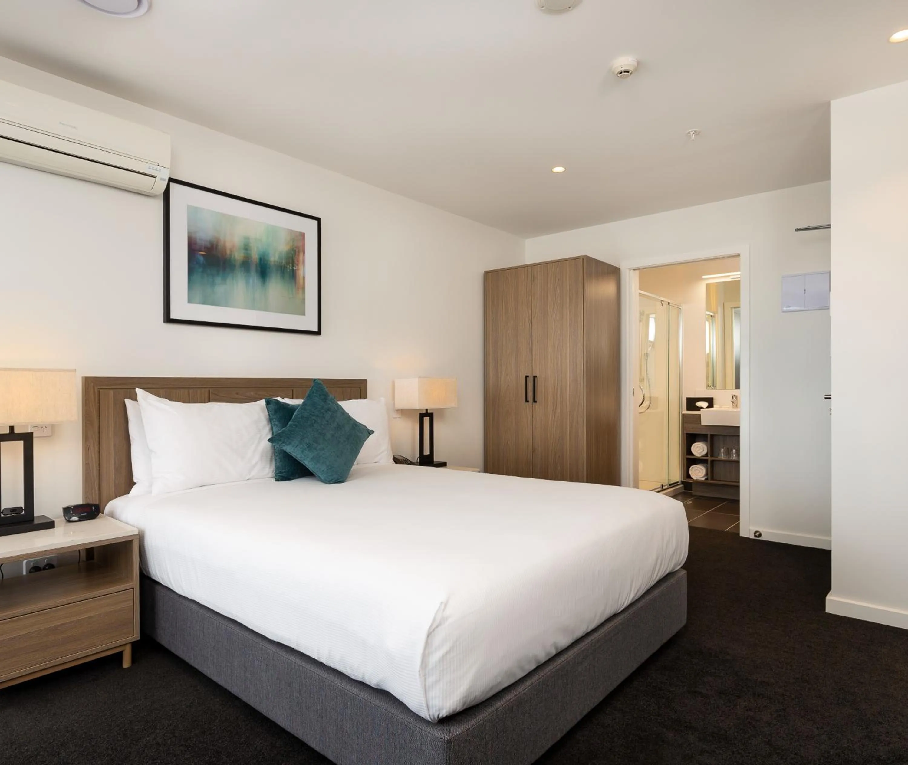 Bed in Oaks Auckland Hotel