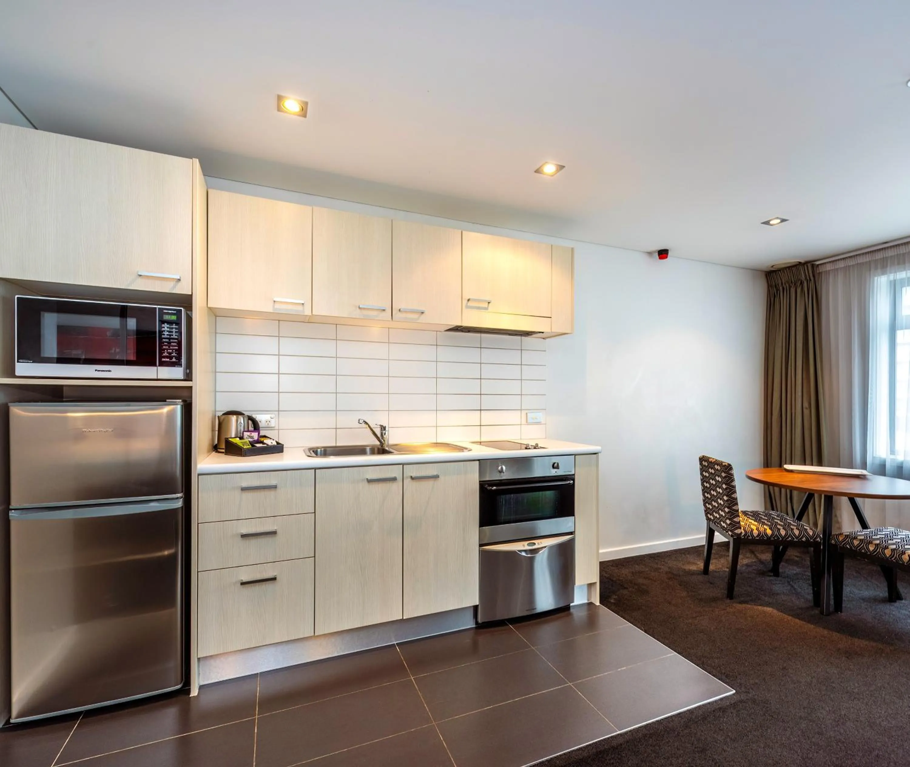 Kitchen or kitchenette in Oaks Auckland Hotel
