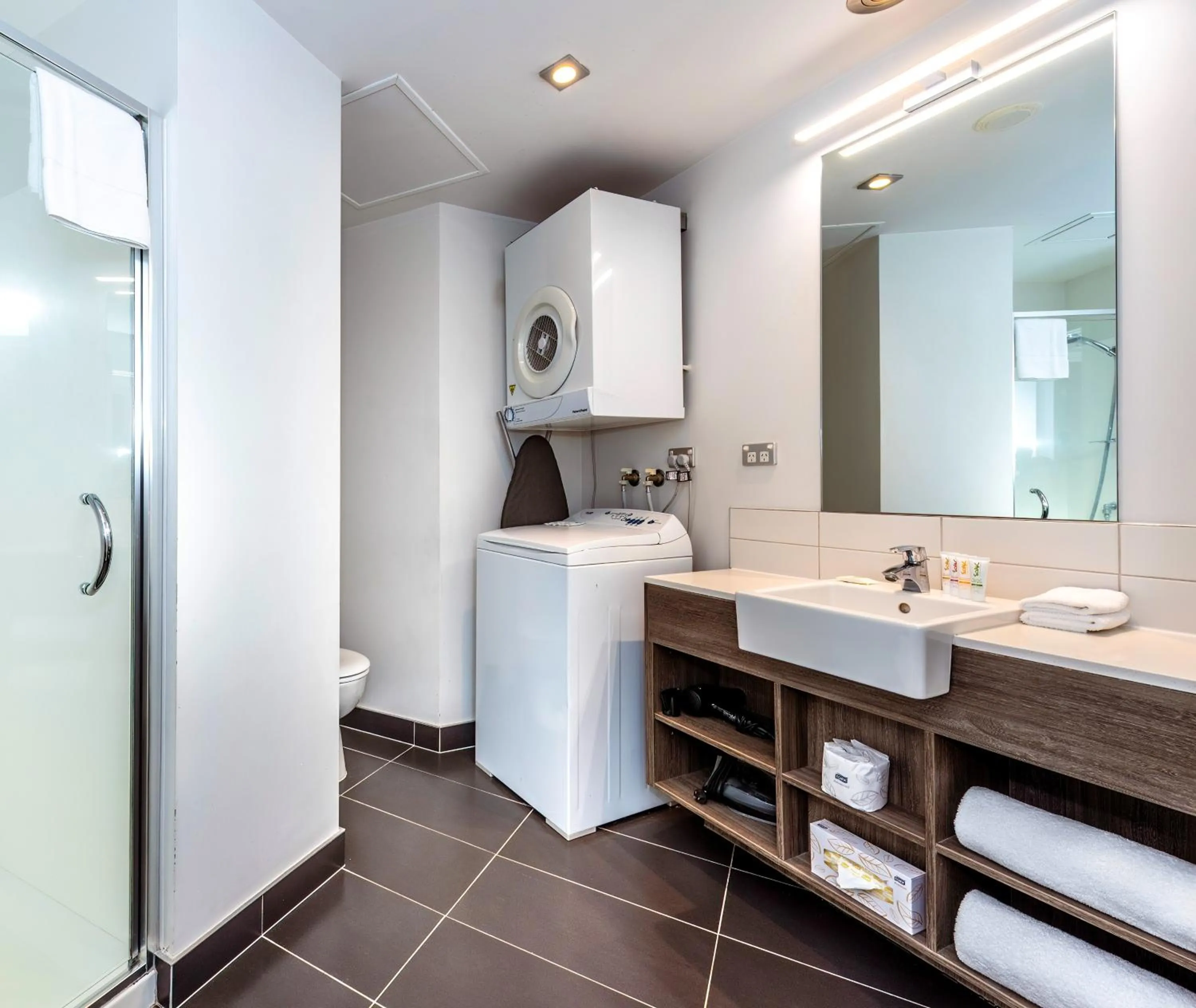 Toilet in Oaks Auckland Hotel