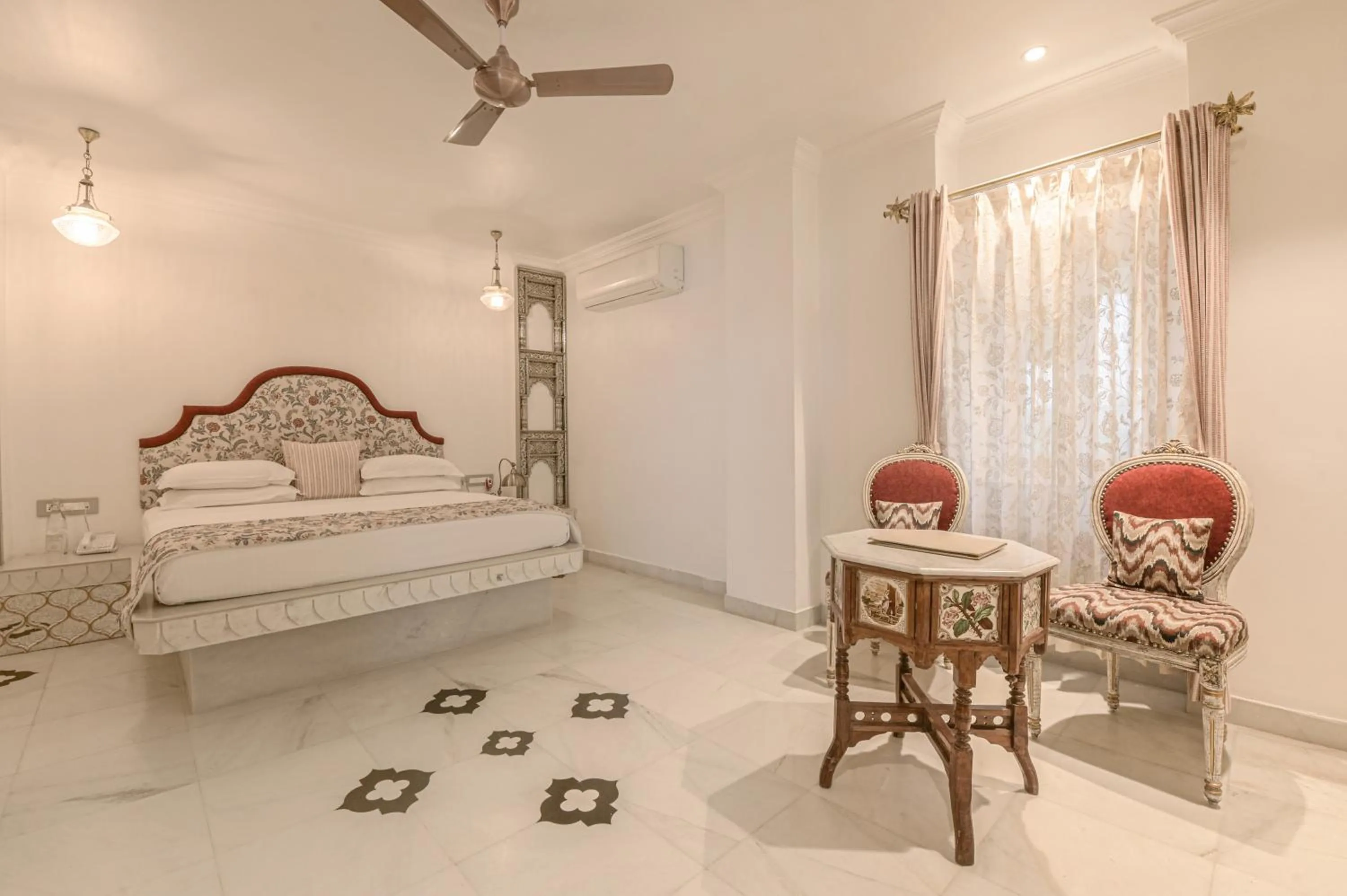 Bed in Jagat Niwas Palace