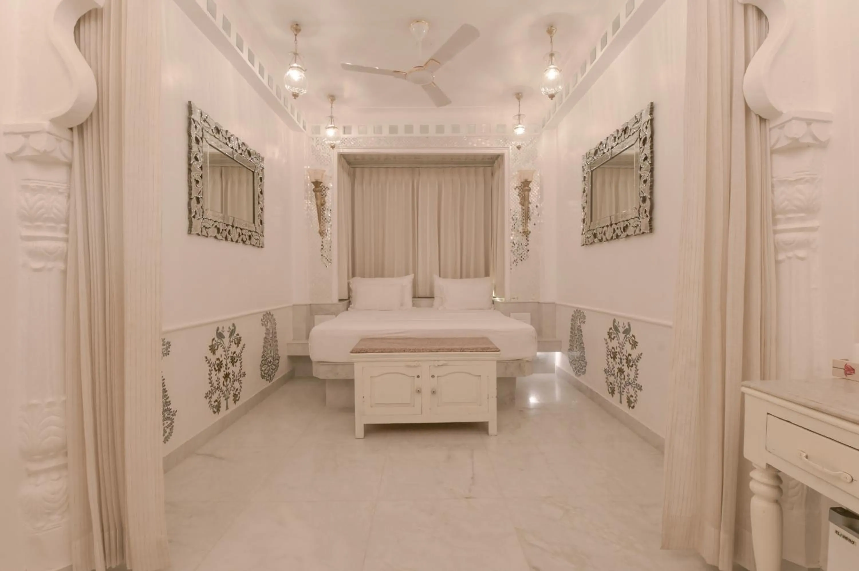 Bed in Jagat Niwas Palace