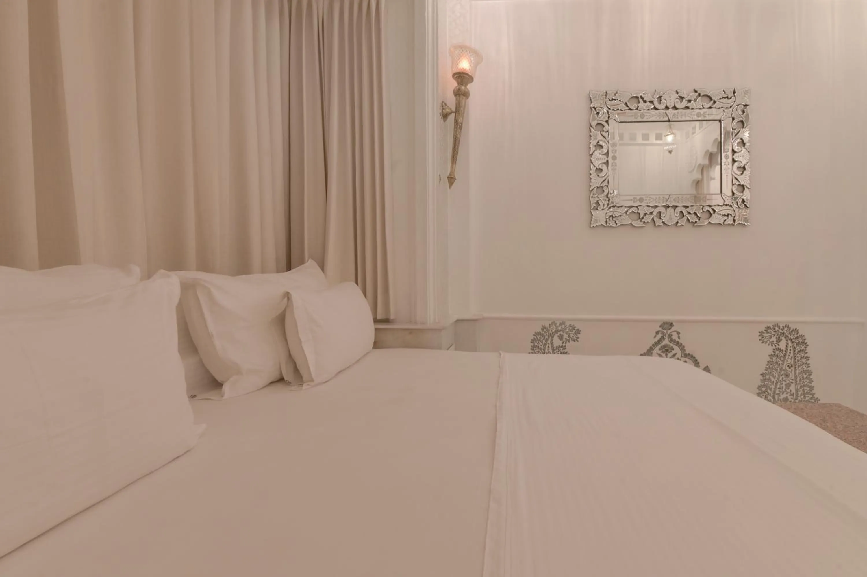 Bed in Jagat Niwas Palace