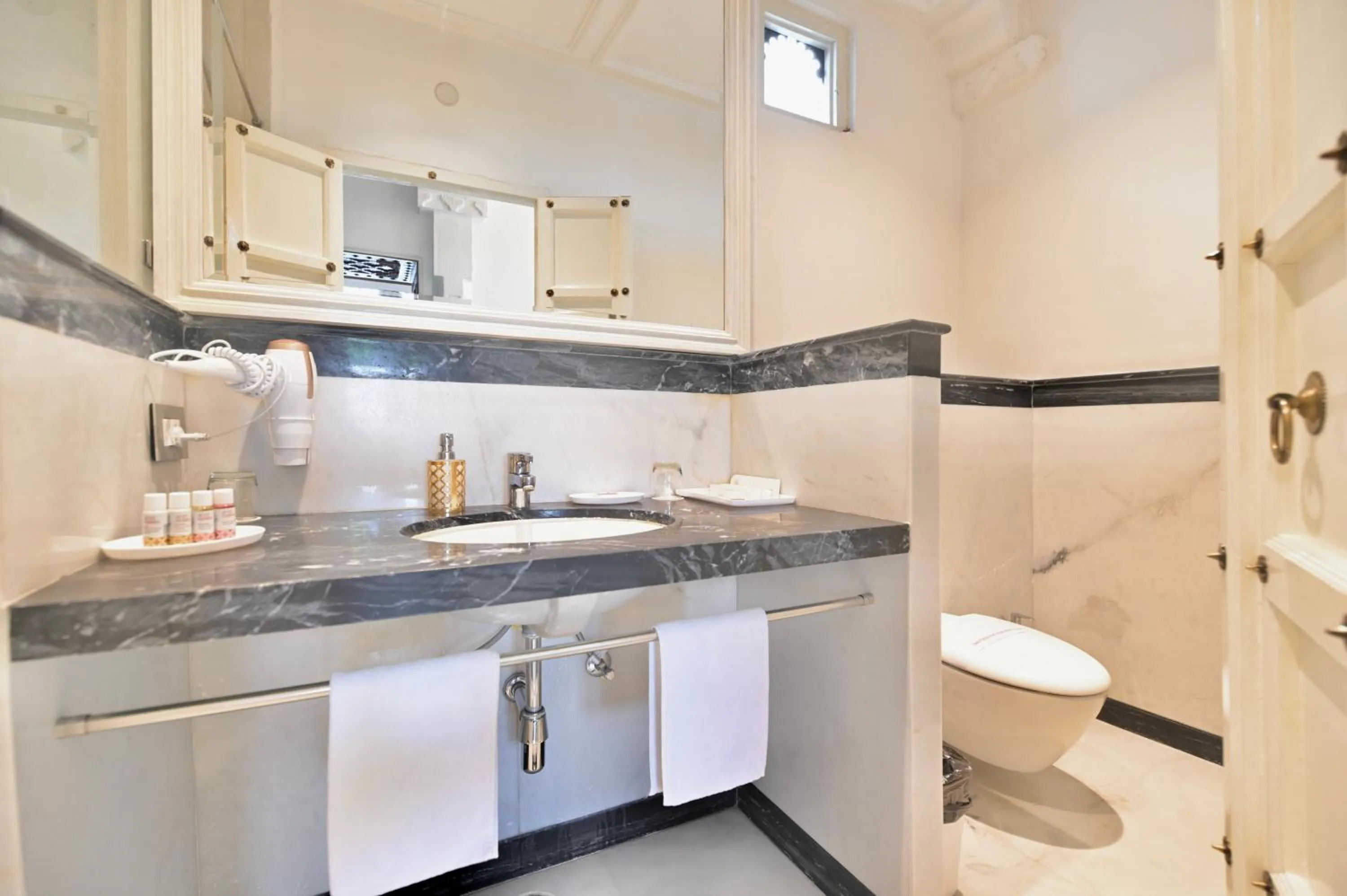 Toilet in Jagat Niwas Palace