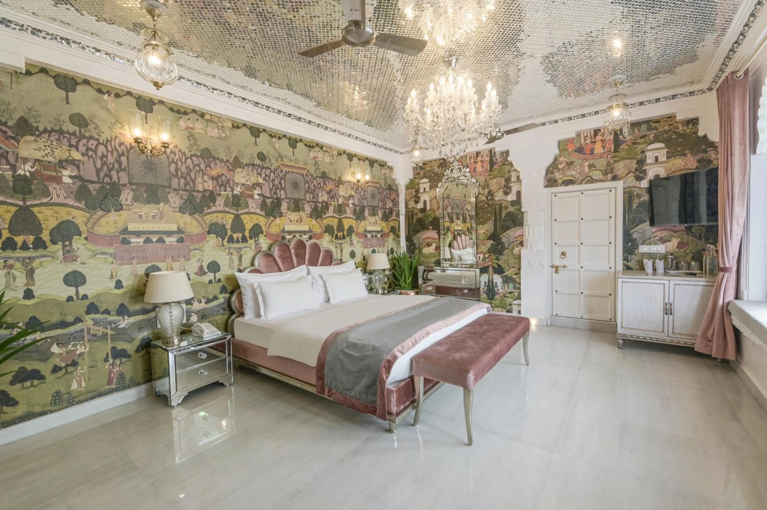 Bed in Jagat Niwas Palace