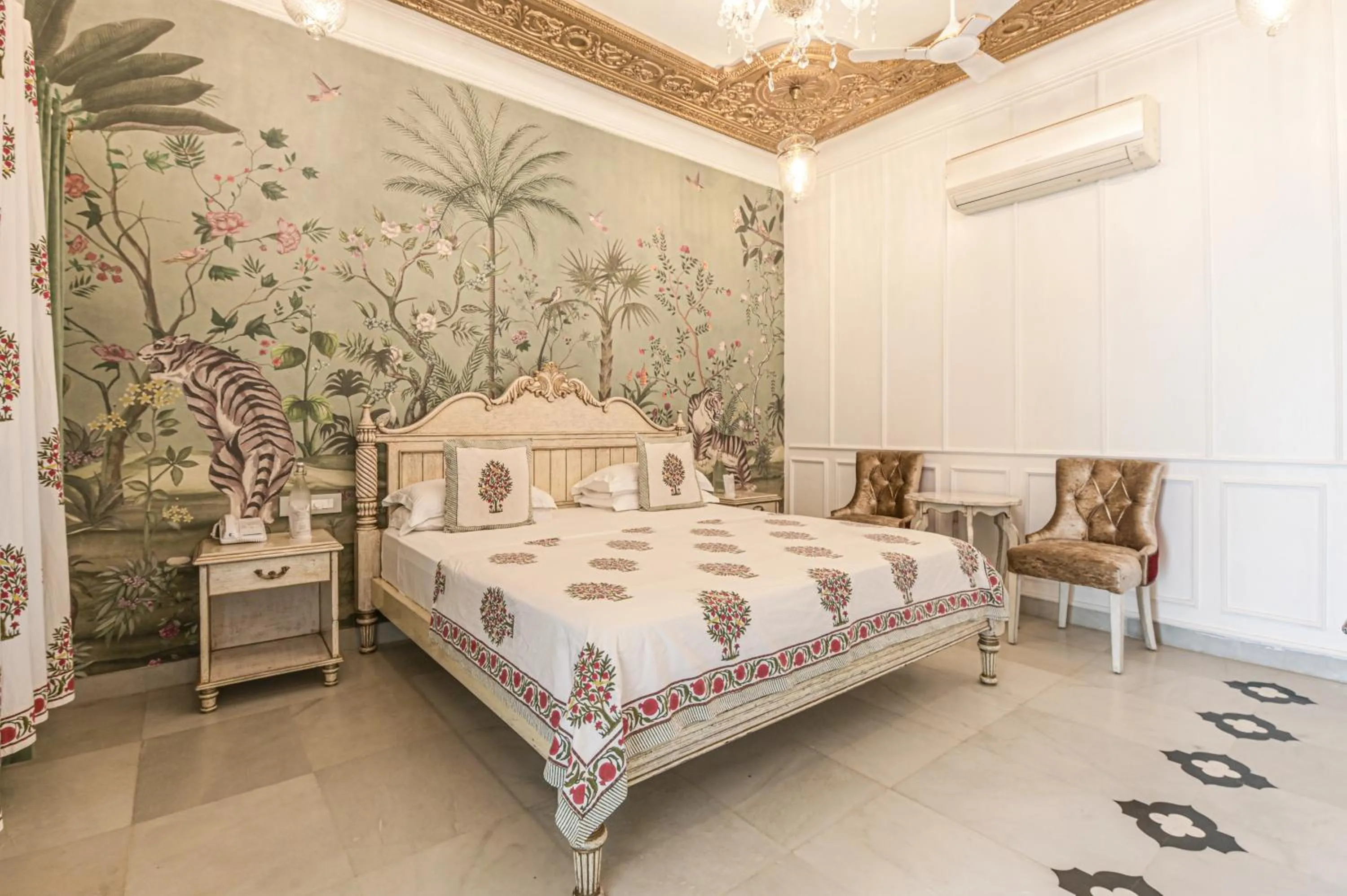 Bed in Jagat Niwas Palace