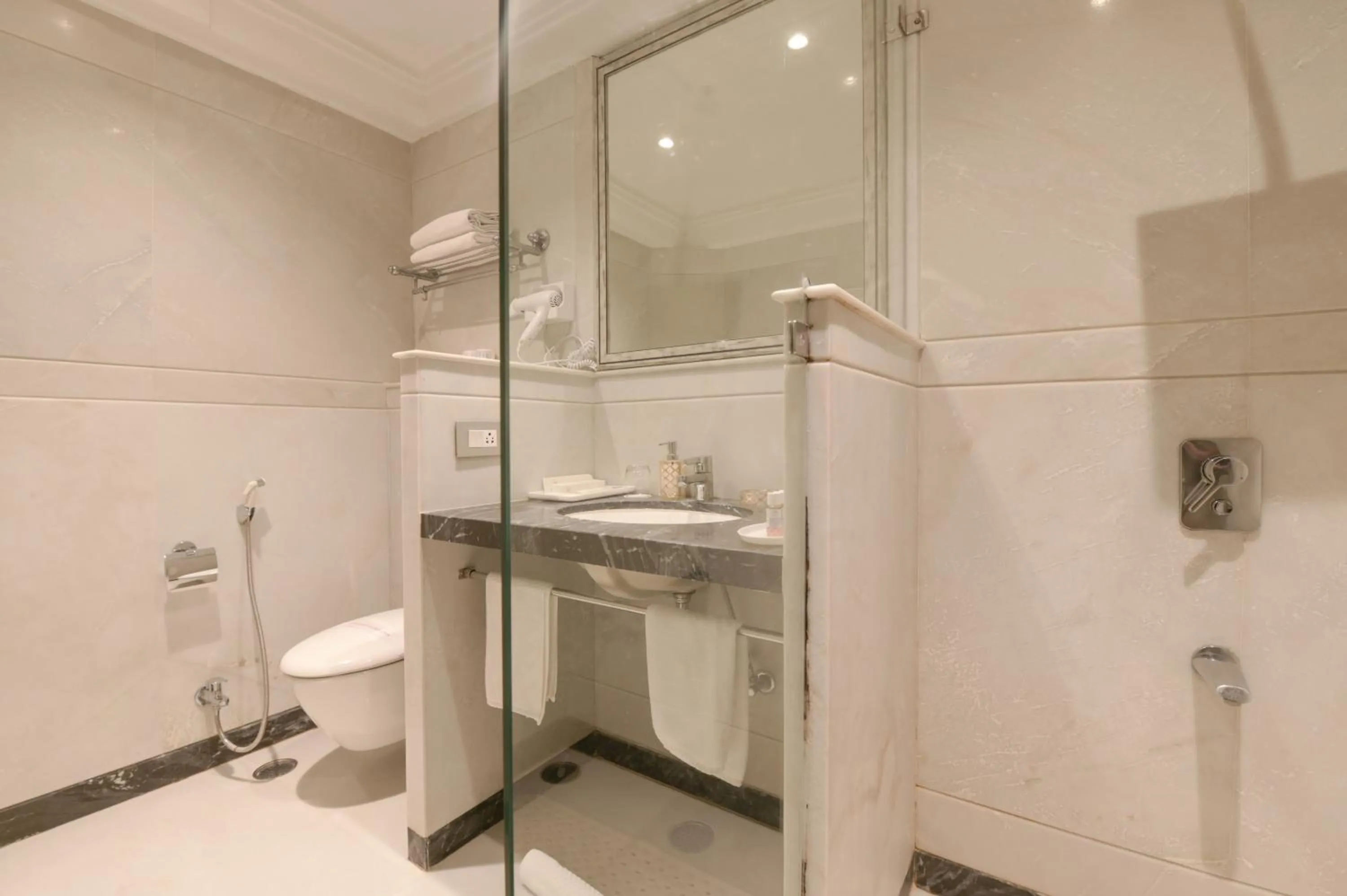 Bathroom in Jagat Niwas Palace