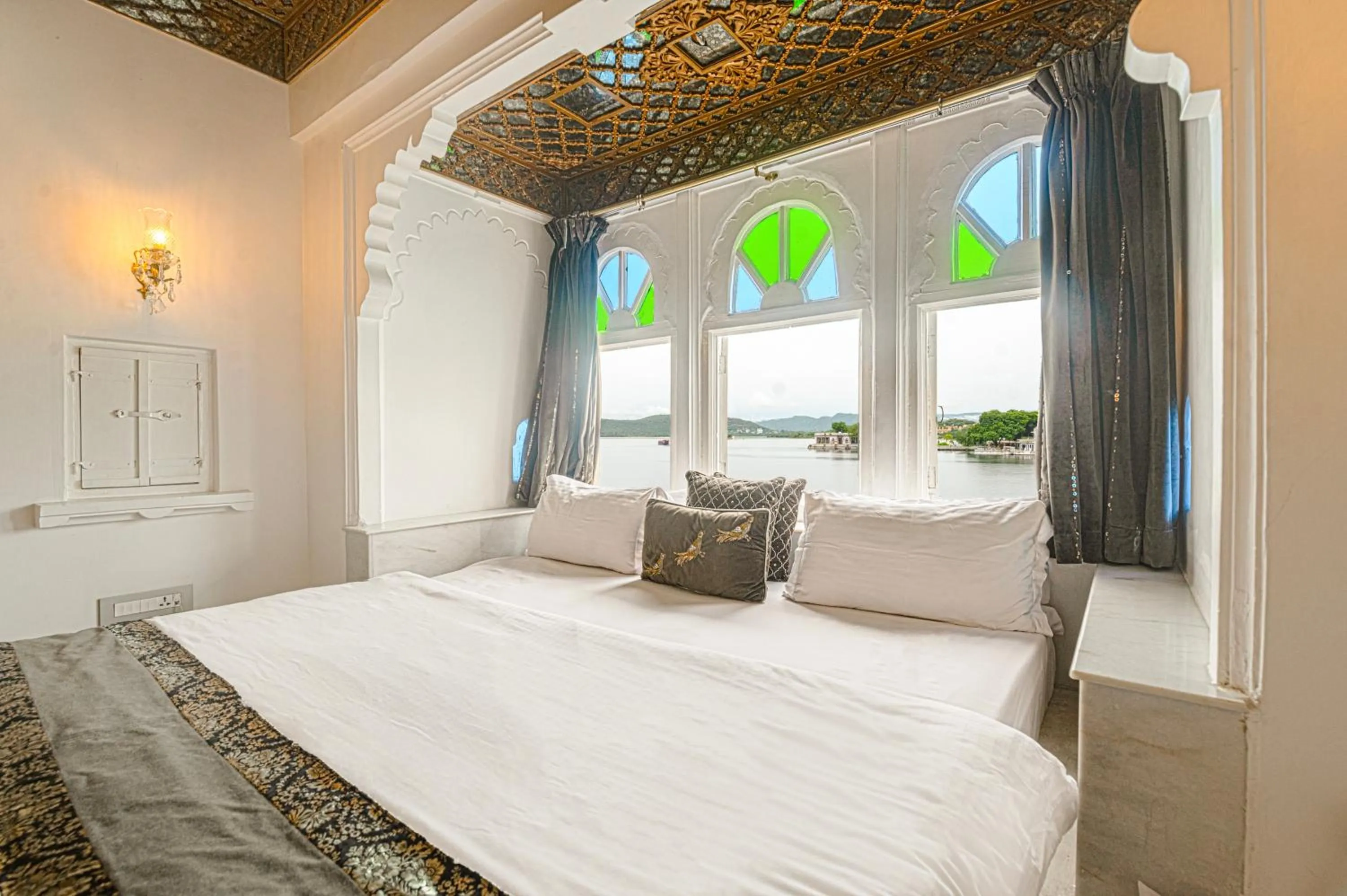 Bed in Jagat Niwas Palace