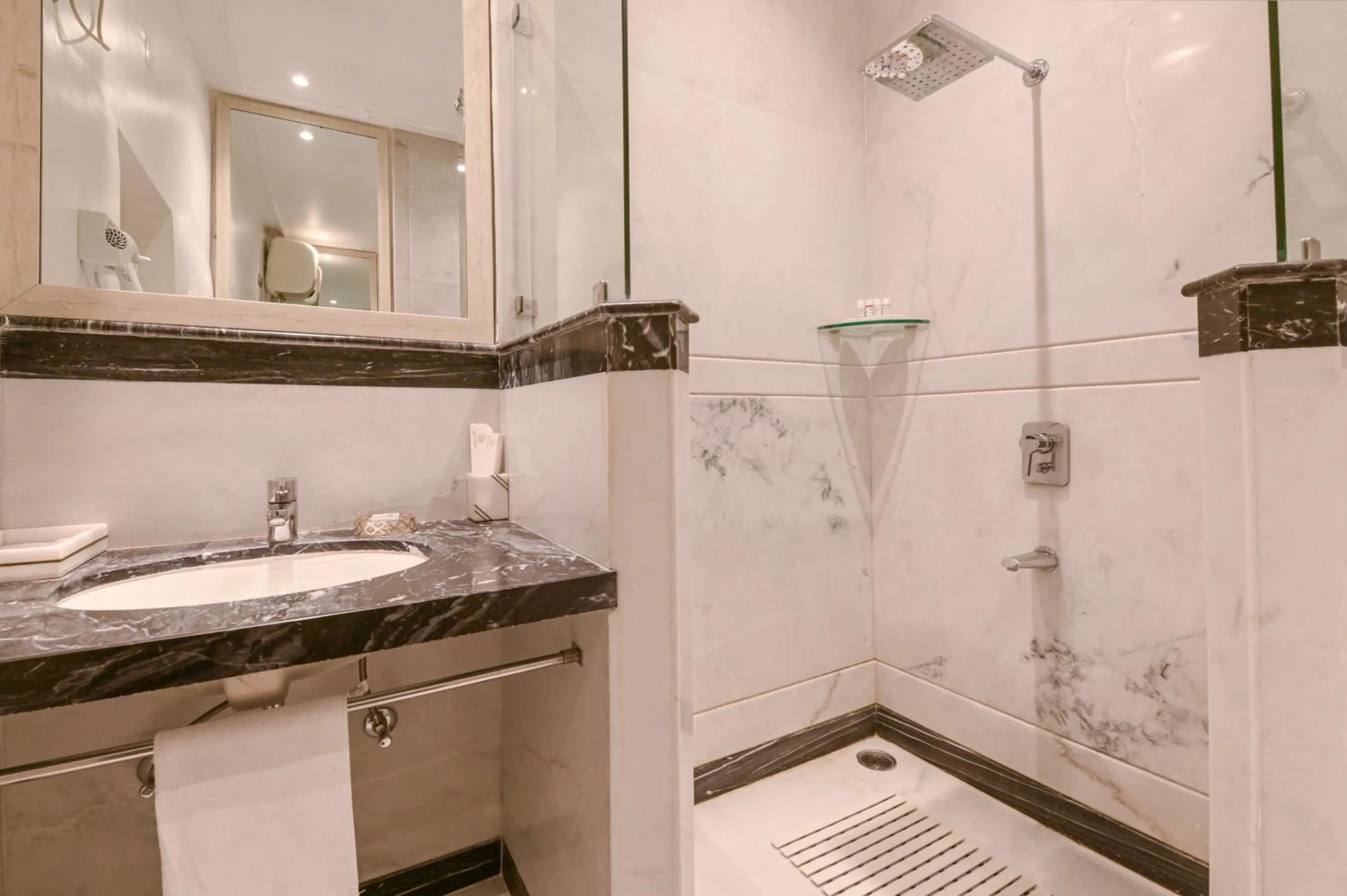 Bathroom in Jagat Niwas Palace