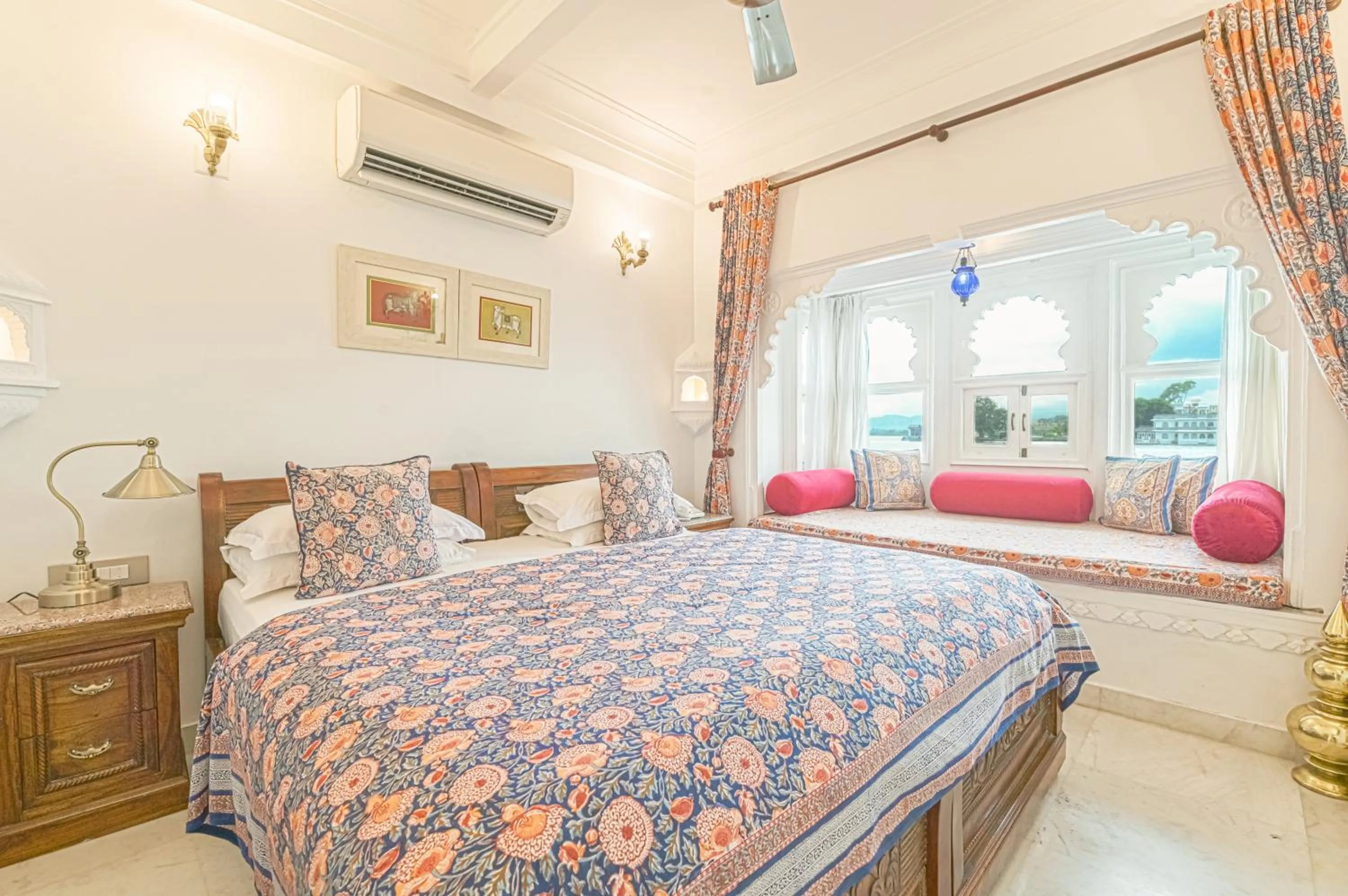 Seating area, Bed in Jagat Niwas Palace