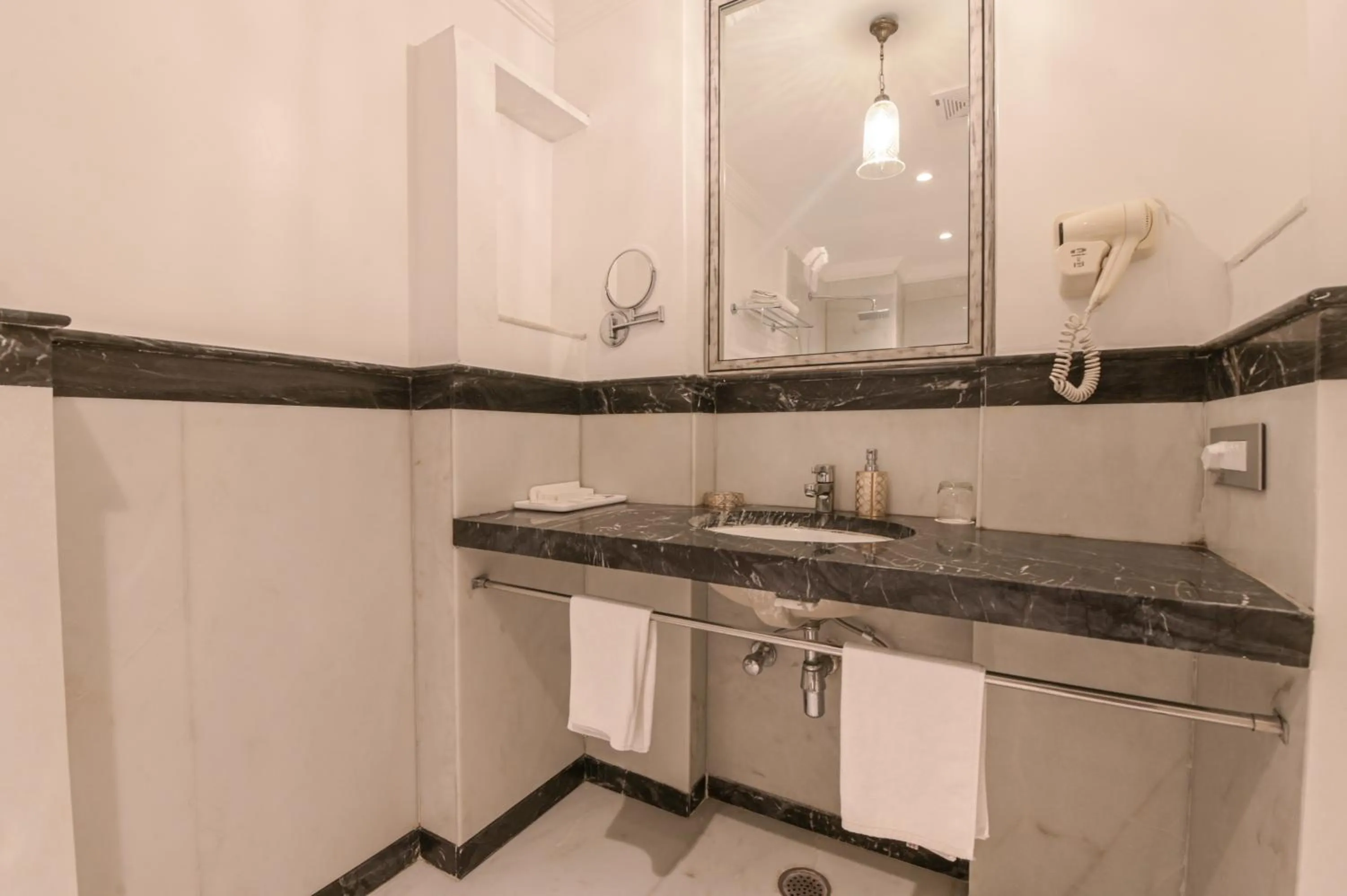 Bathroom in Jagat Niwas Palace