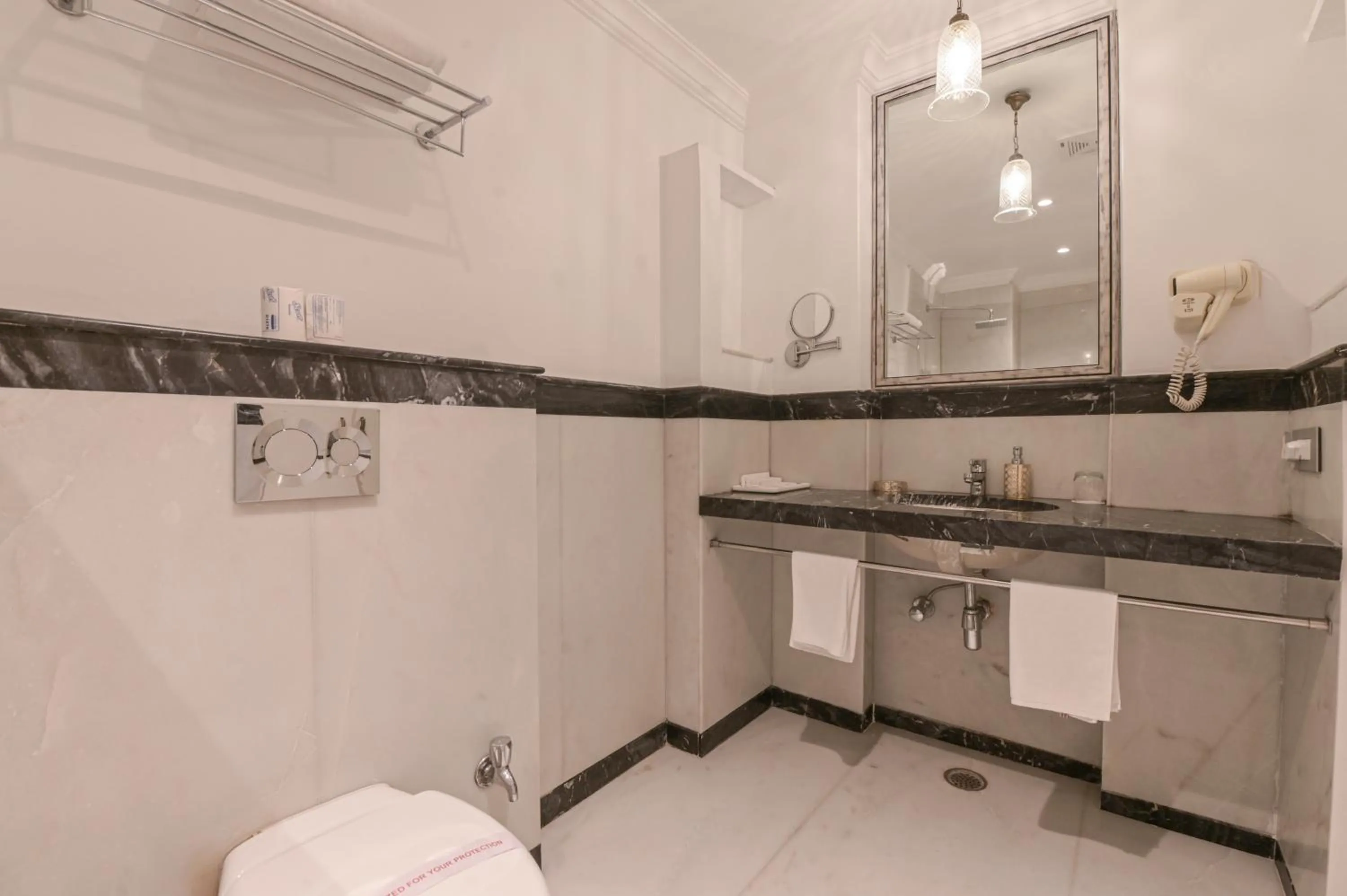 Bathroom in Jagat Niwas Palace