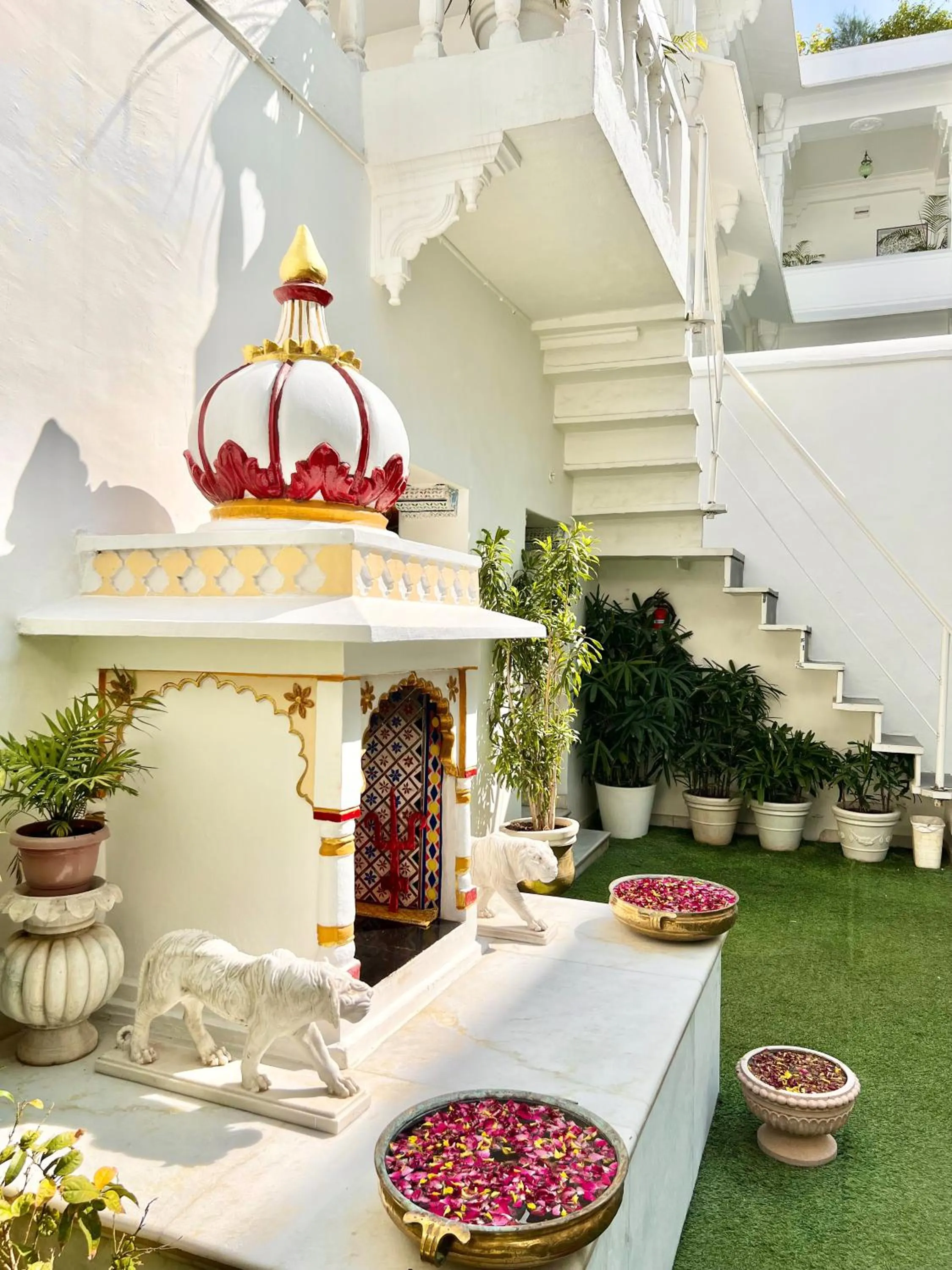 Inner courtyard view in Jagat Niwas Palace