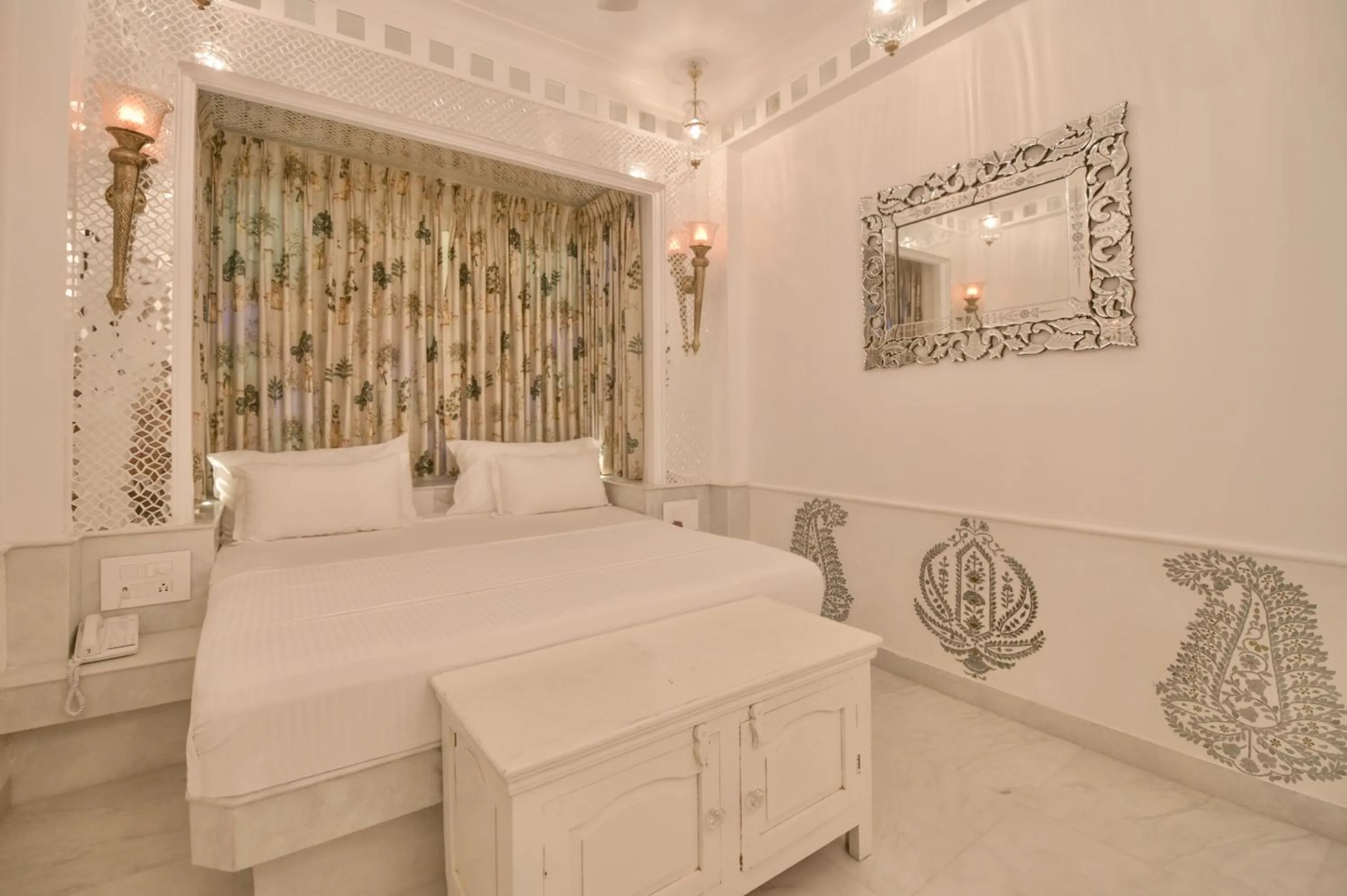 Bedroom, Bed in Jagat Niwas Palace