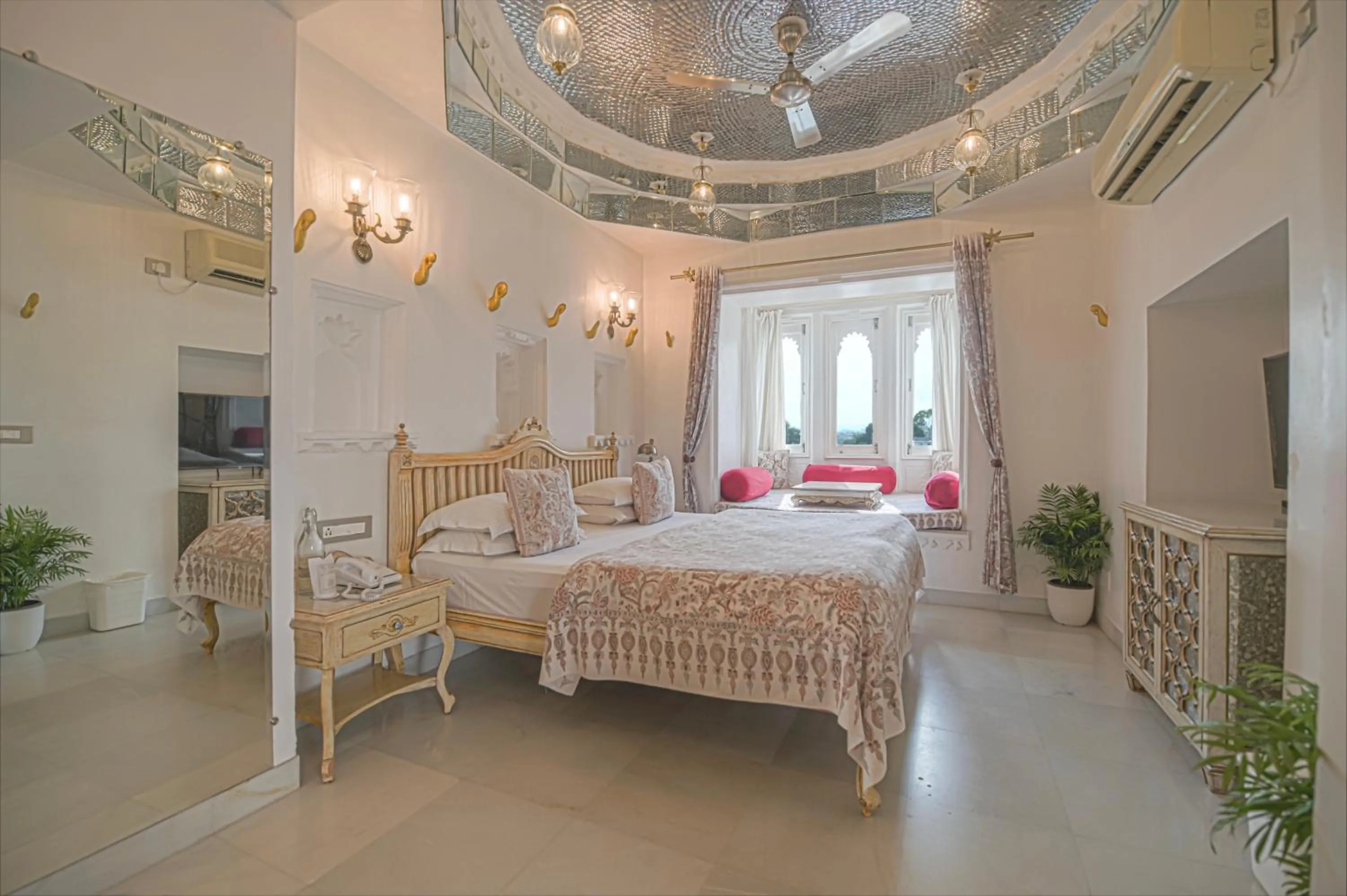 Bedroom, Bed in Jagat Niwas Palace