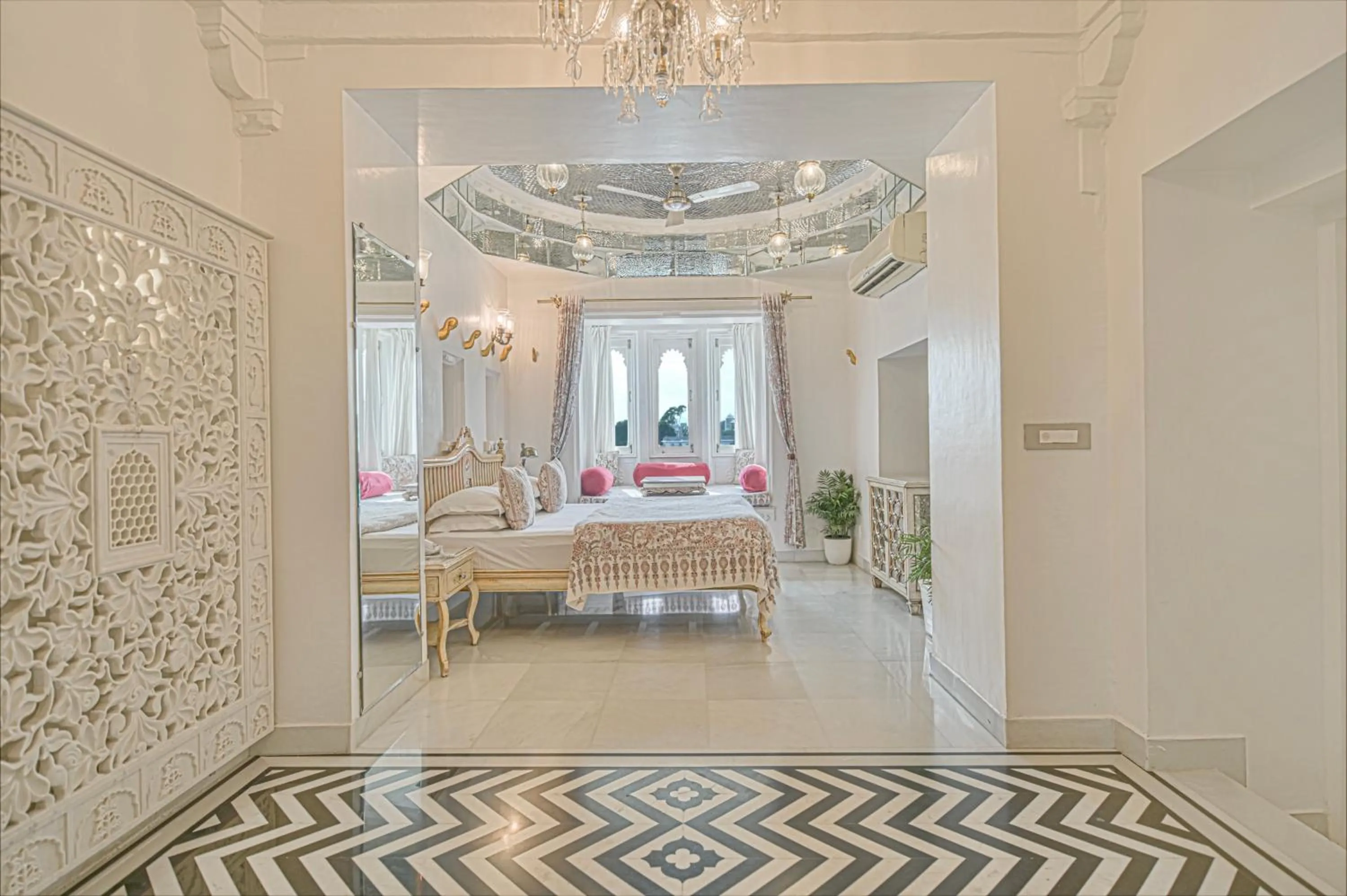 Photo of the whole room, Bed in Jagat Niwas Palace