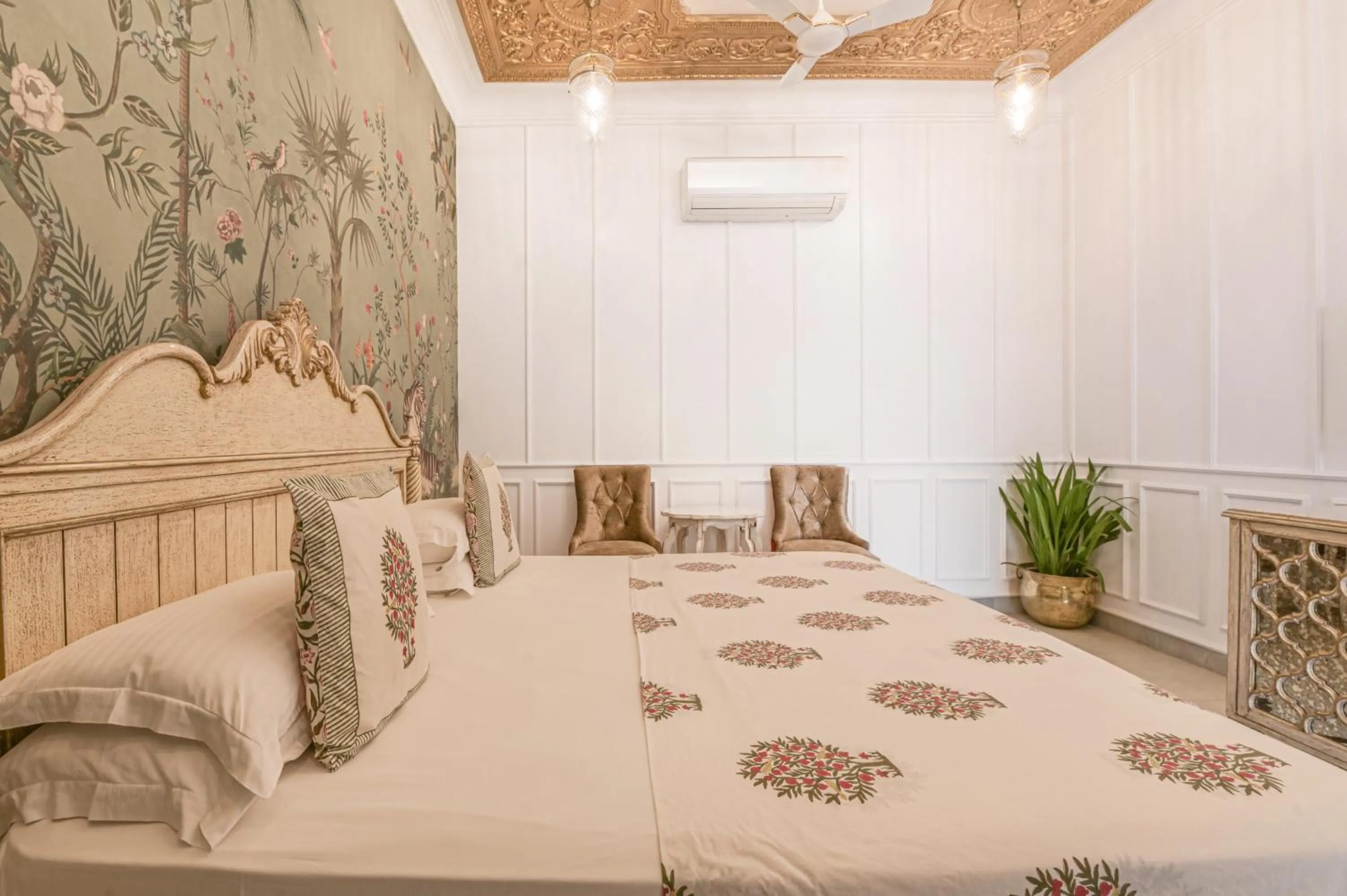 Bed in Jagat Niwas Palace