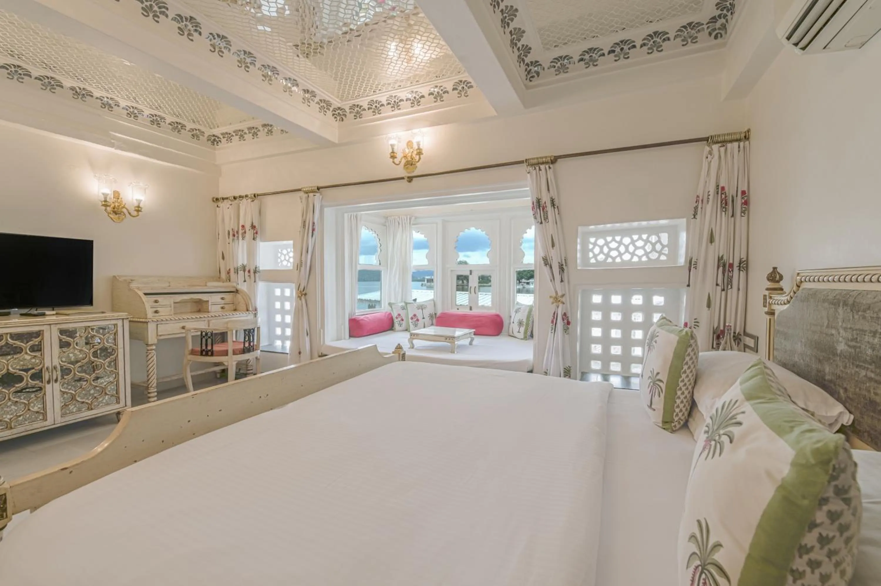 View (from property/room), Bed in Jagat Niwas Palace